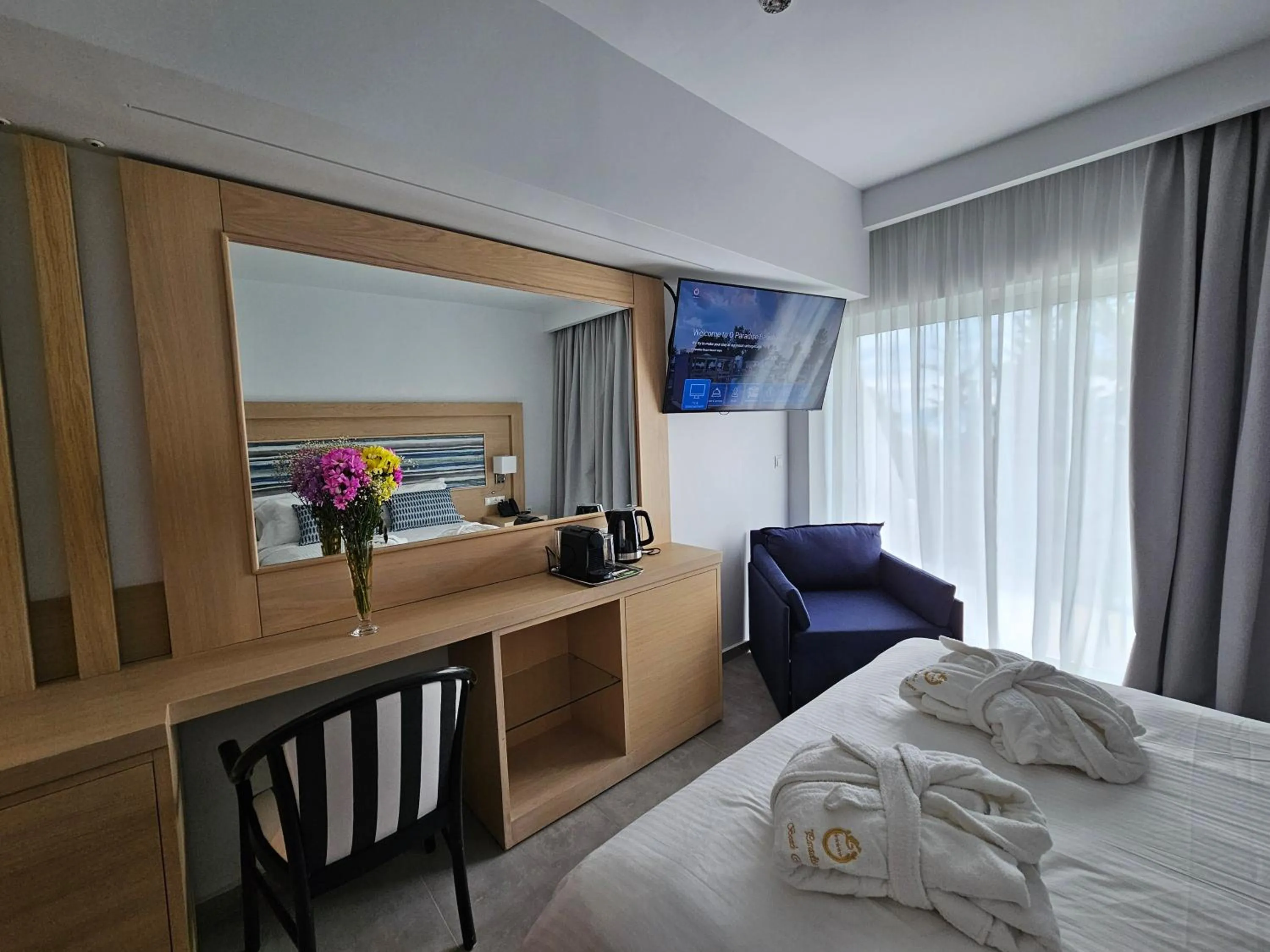 TV and multimedia in O Paradise beach Resort and Spa