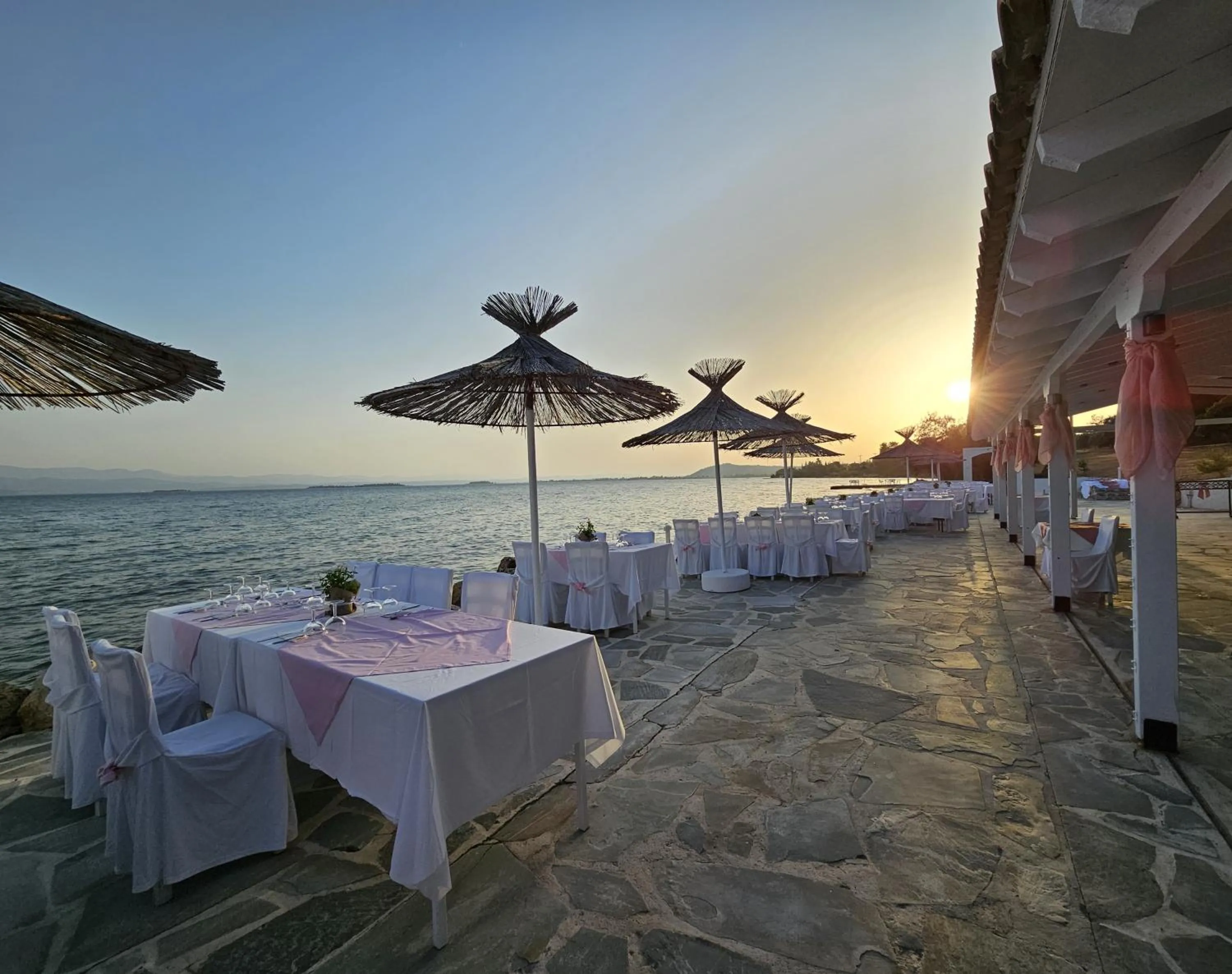 Restaurant/places to eat in O Paradise beach Resort and Spa