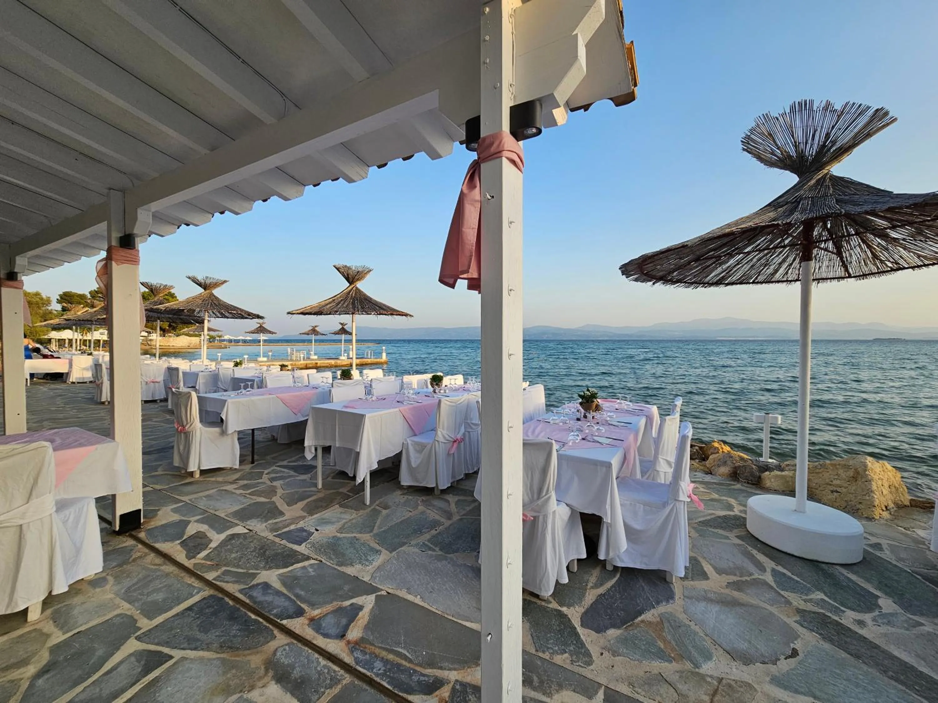 Restaurant/places to eat in O Paradise beach Resort and Spa