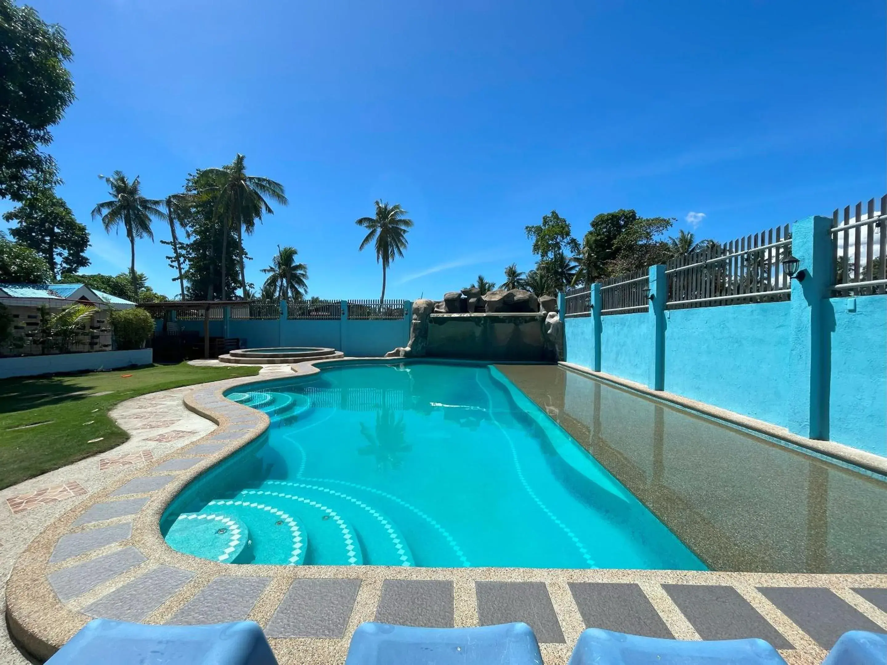 Swimming pool in Argao Seabreeze Hotel powered by Cocotel Swimming pool in Argao Seabreeze Hotel powered by Cocotel
