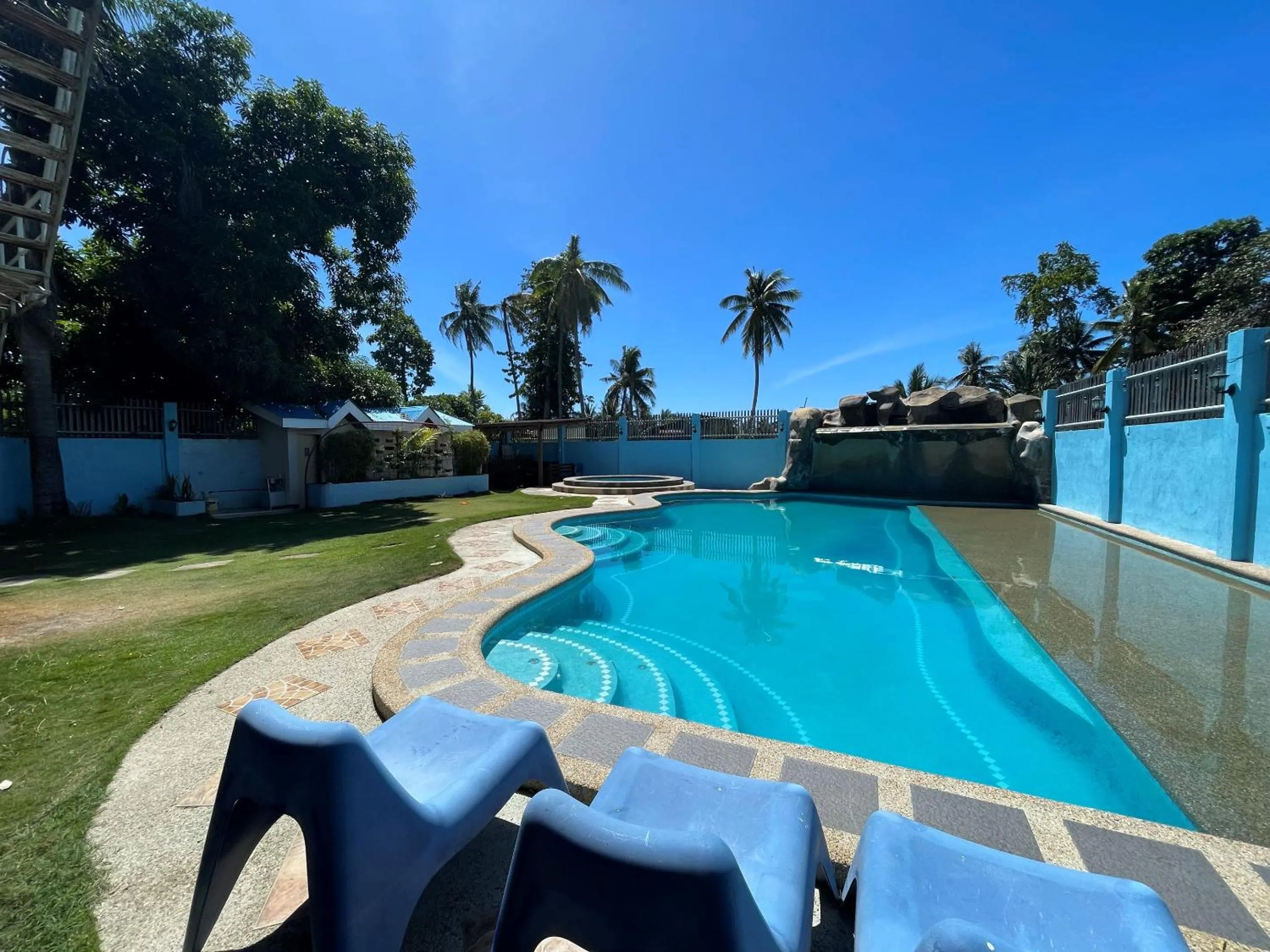 Swimming pool in Argao Seabreeze Hotel powered by Cocotel