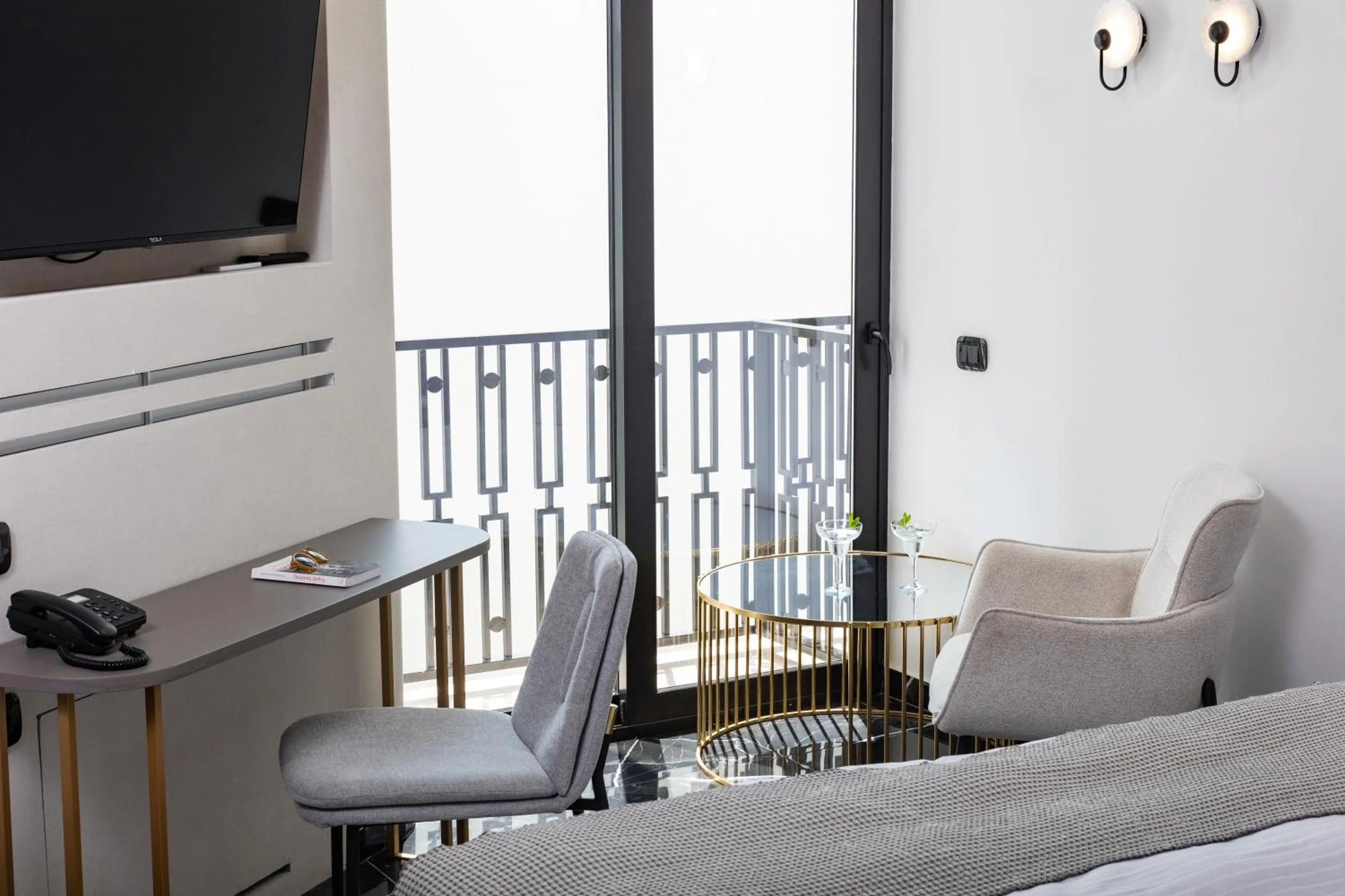 Seating area, Bed in Esse Athens