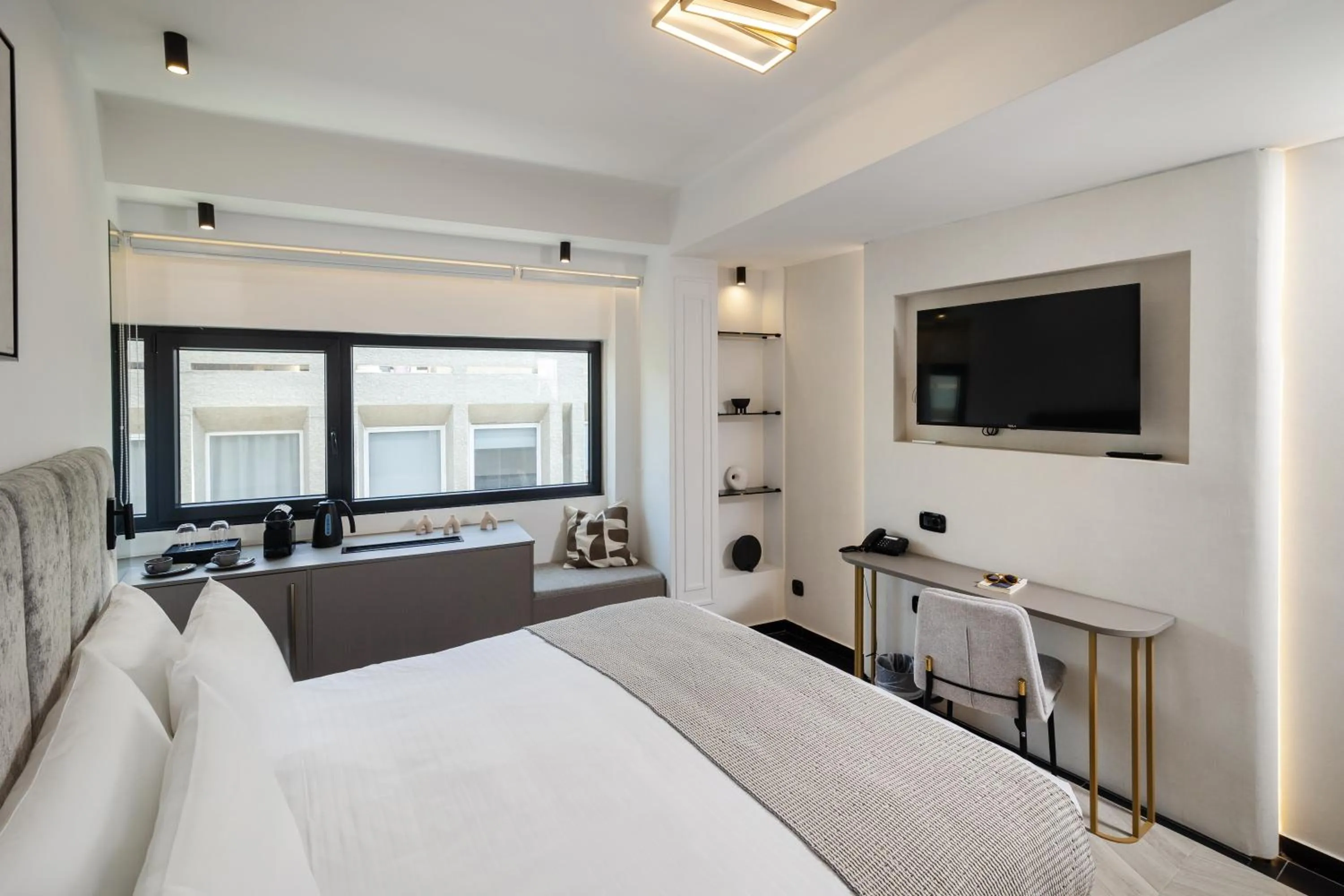 Seating area, Bed in Esse Athens