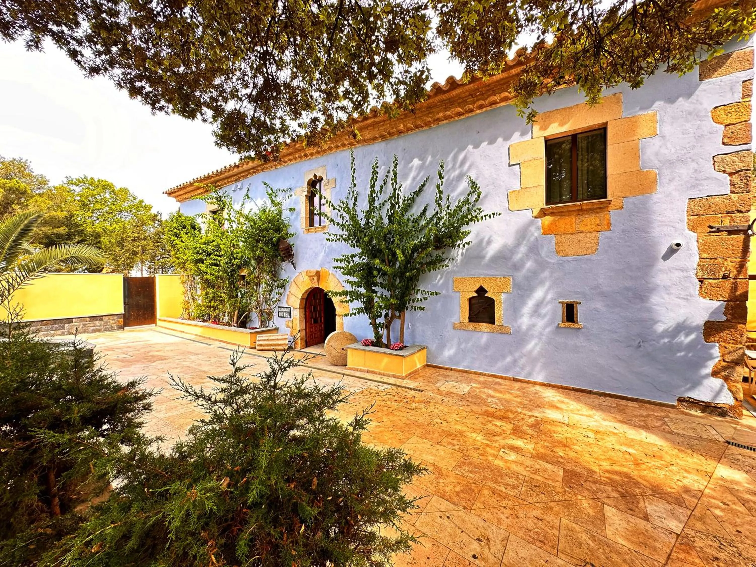 Facade/entrance in Boutique Hotel Comtal Empuries