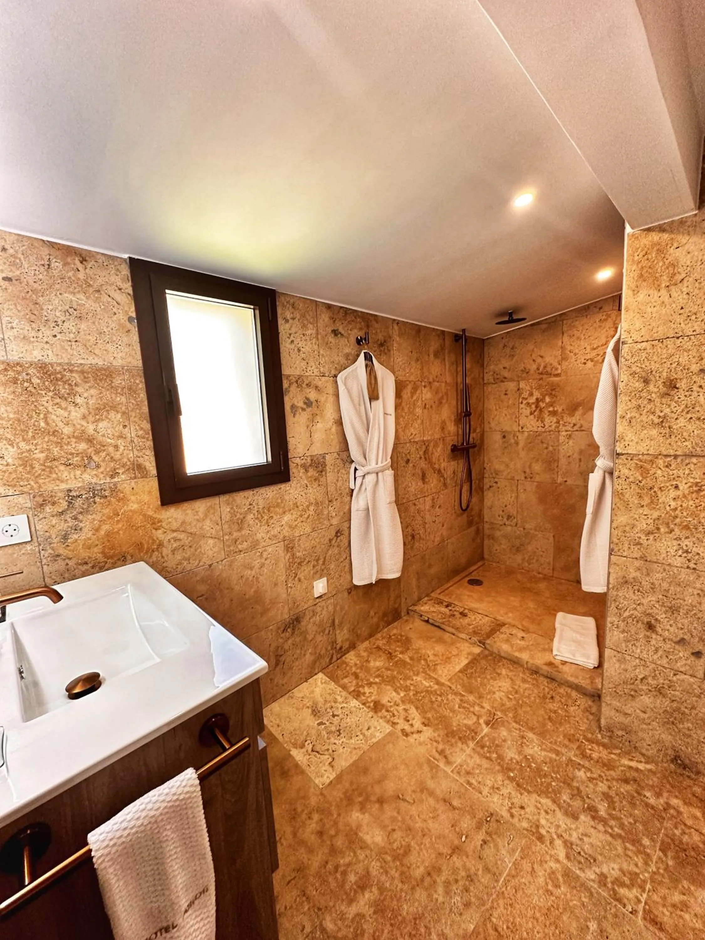 Bathroom in Boutique Hotel Comtal Empuries