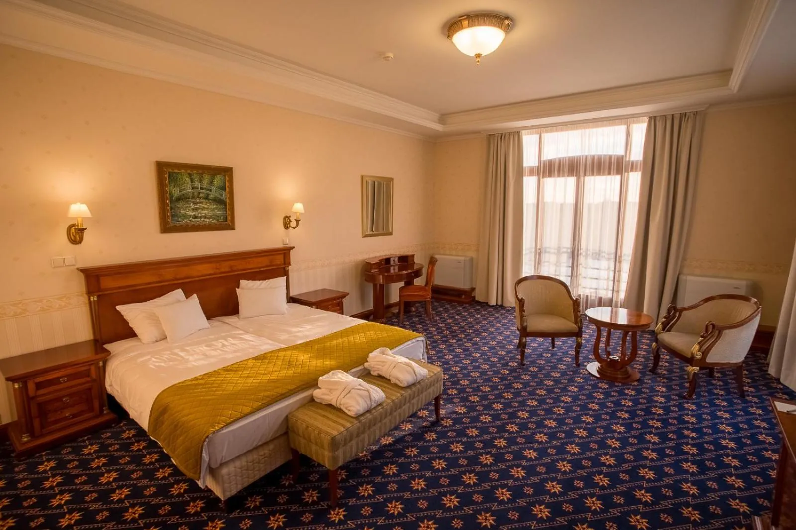 Seating area, Bed in Hotel Golden Palace