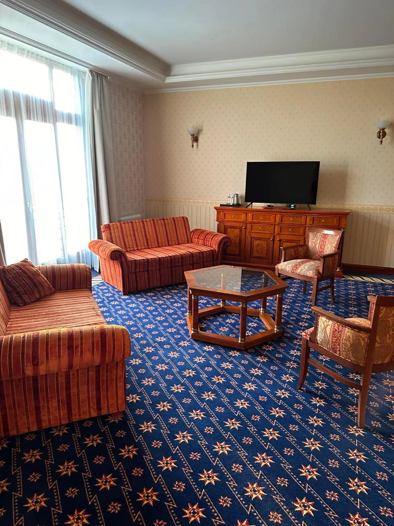 TV and multimedia in Hotel Golden Palace