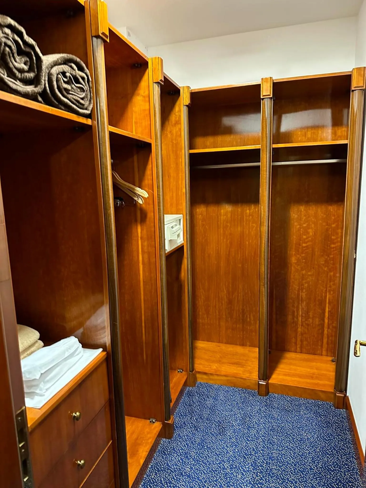 wardrobe, Bed in Hotel Golden Palace
