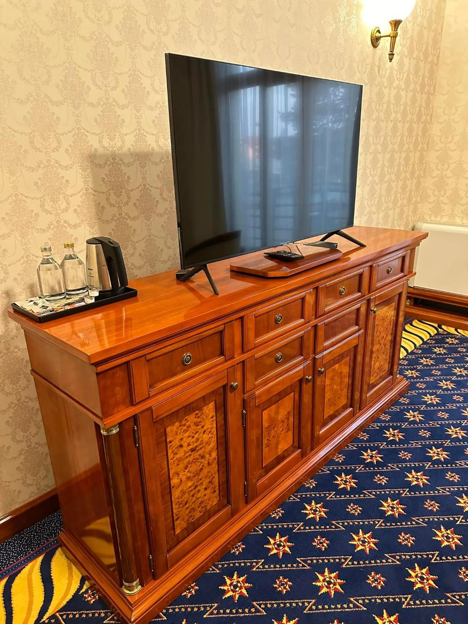 TV and multimedia in Hotel Golden Palace