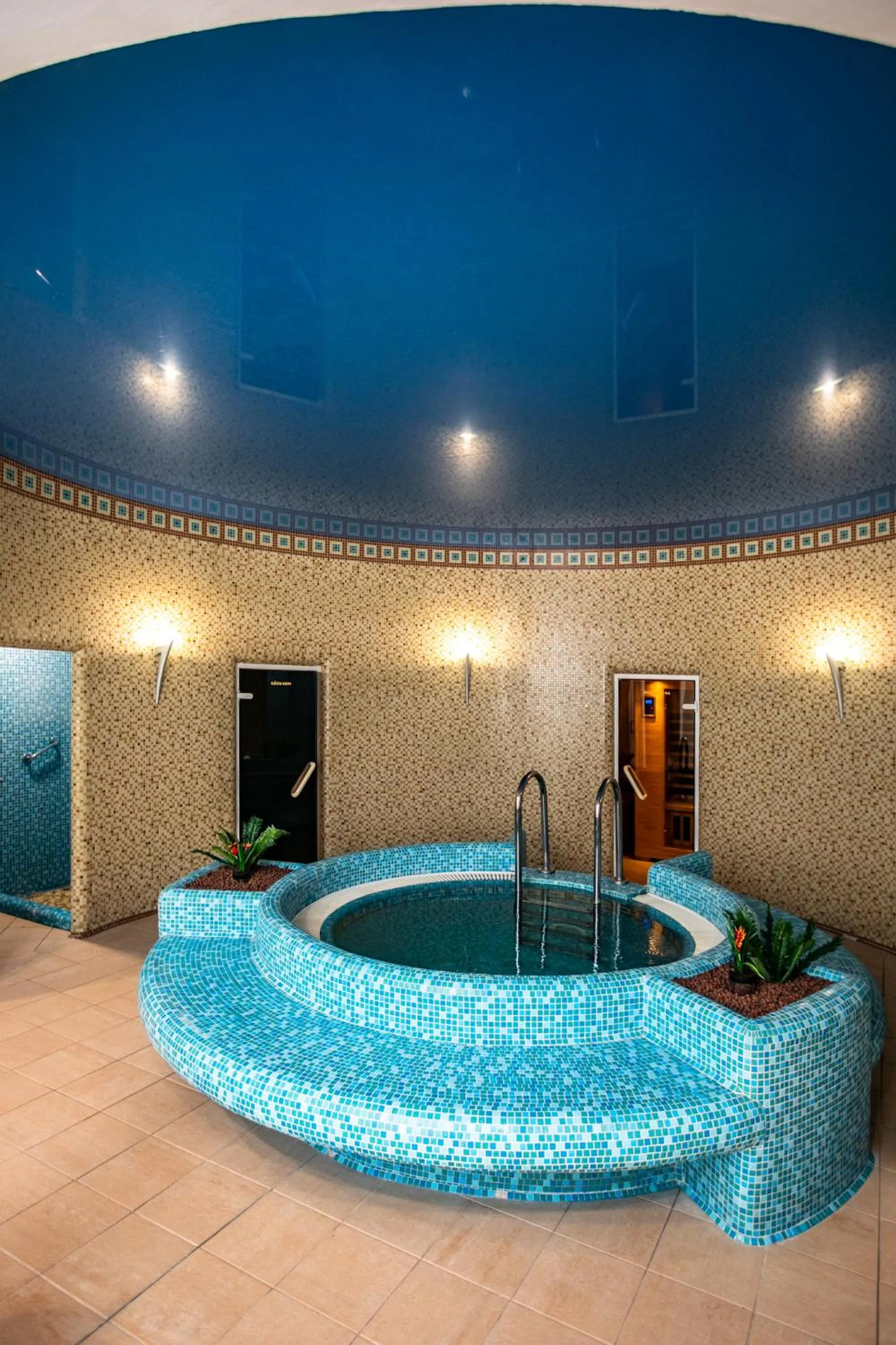 Swimming pool in Hotel Golden Palace