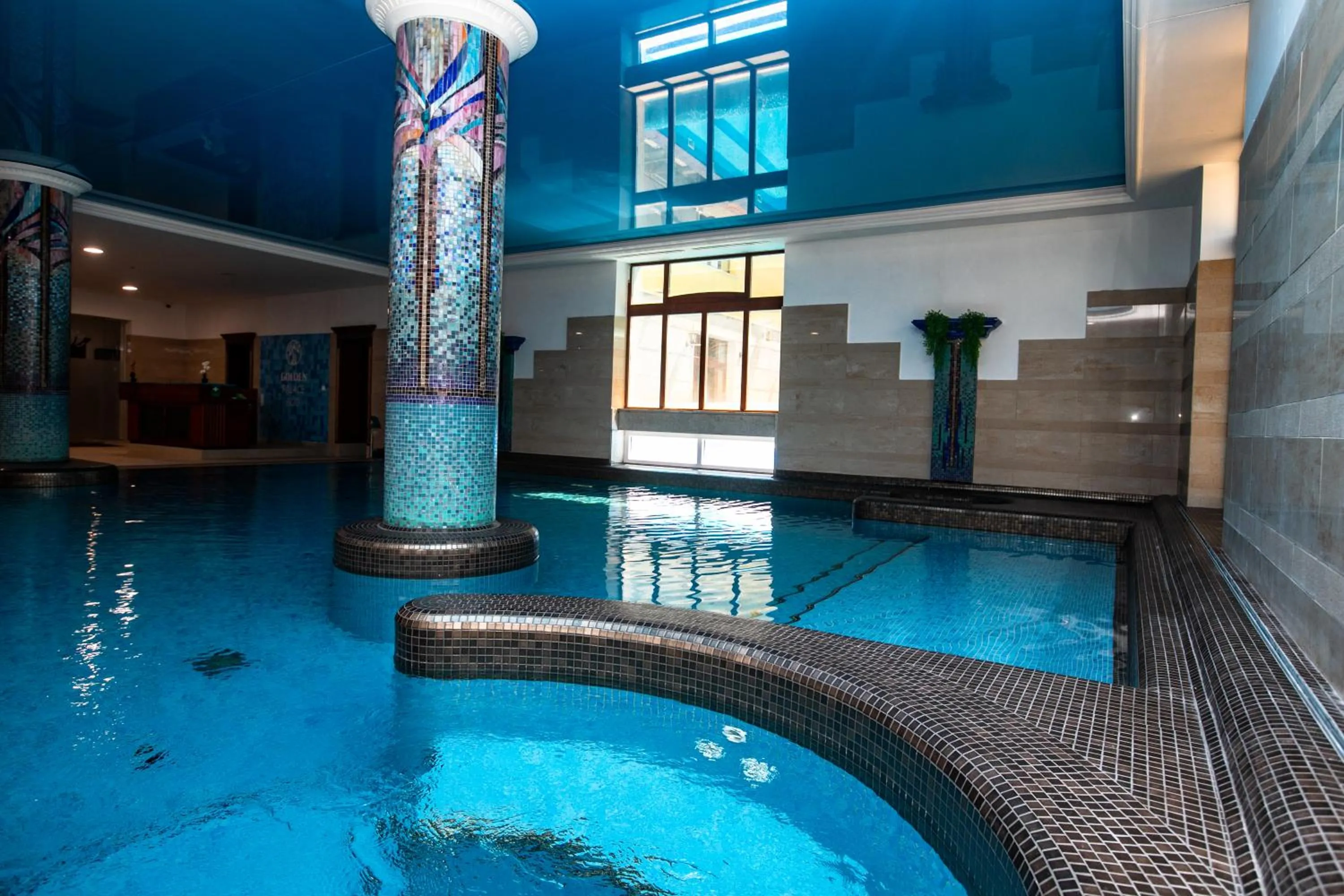 Swimming pool in Hotel Golden Palace