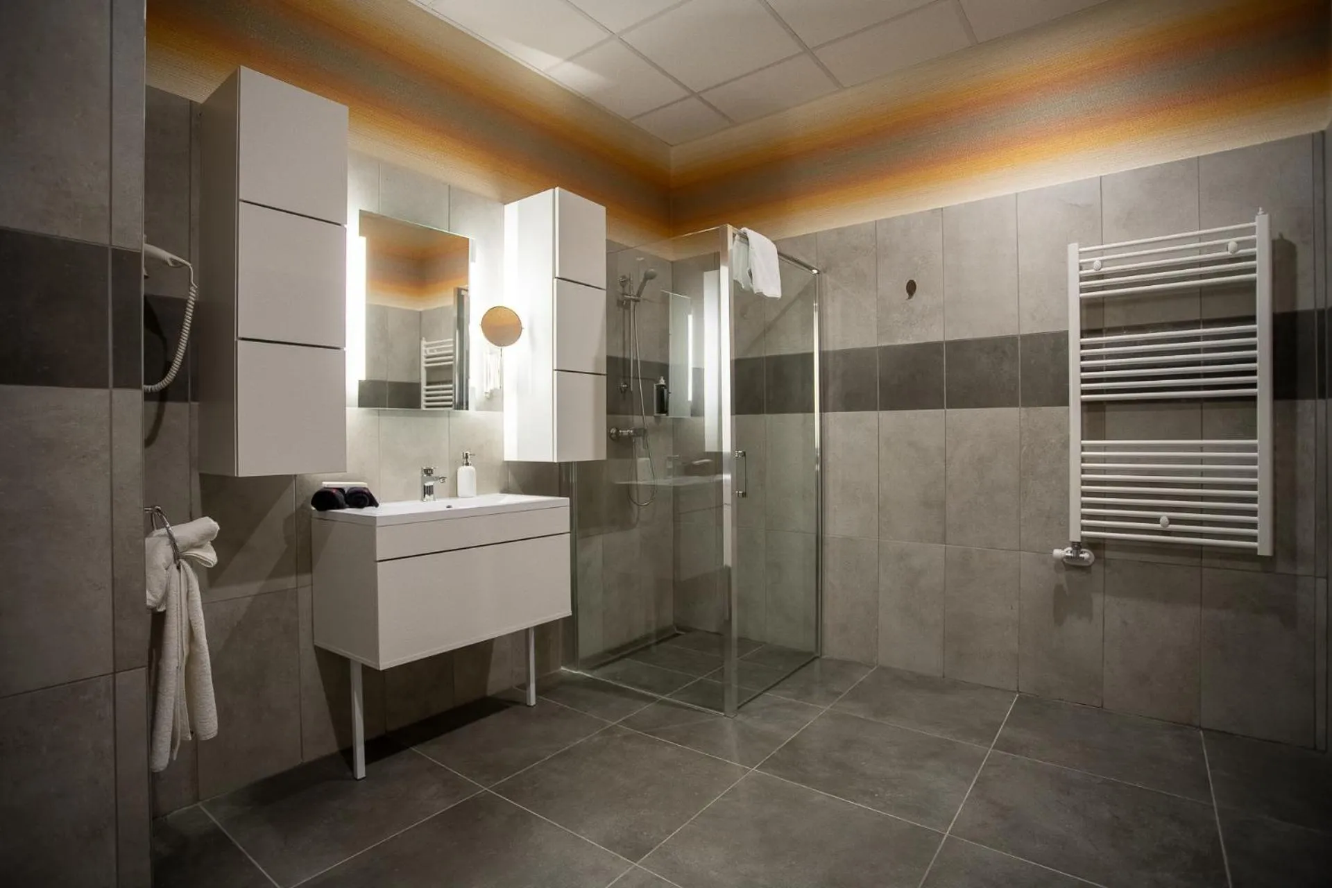 Shower in Hotel Golden Palace