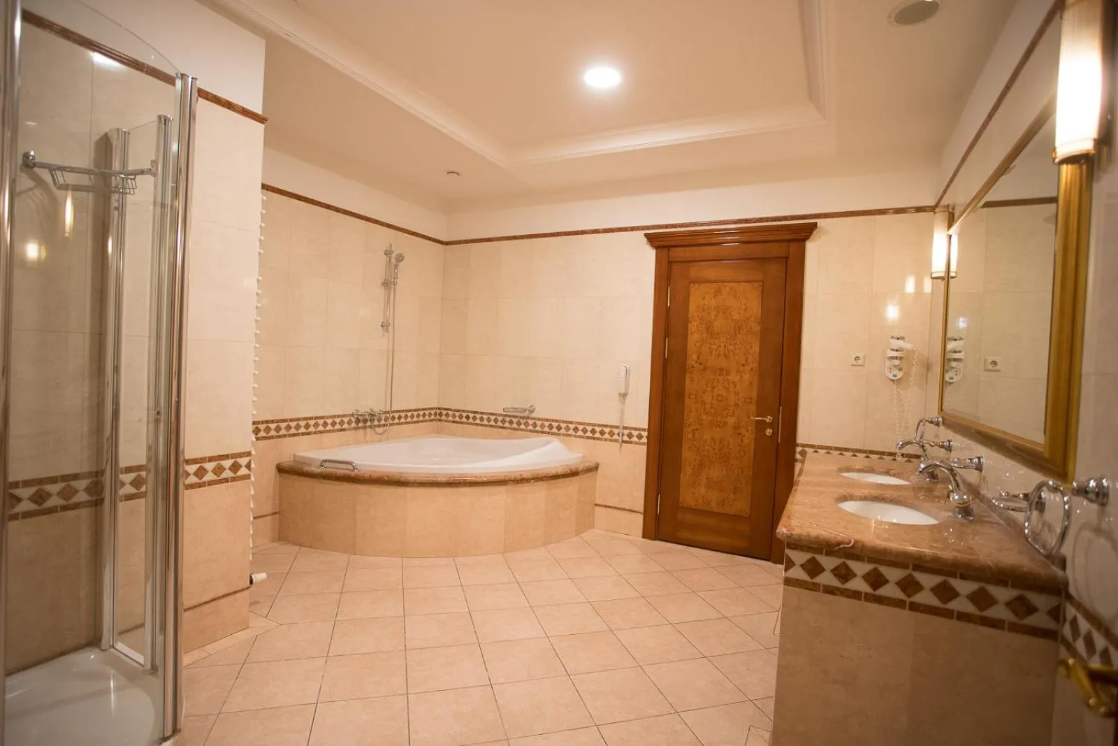 Shower in Hotel Golden Palace