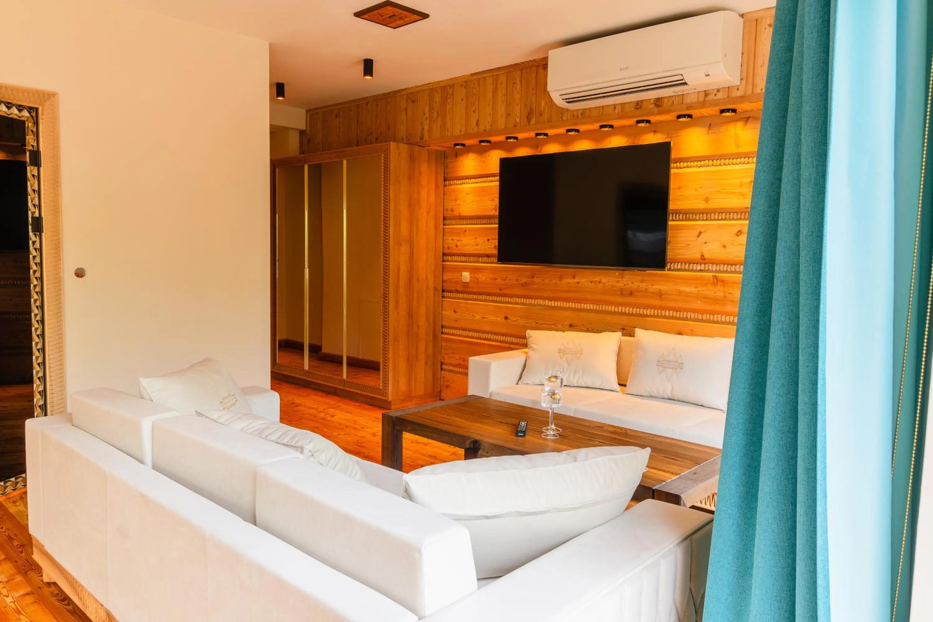 Communal lounge/ TV room in Mountain Diamond Resort