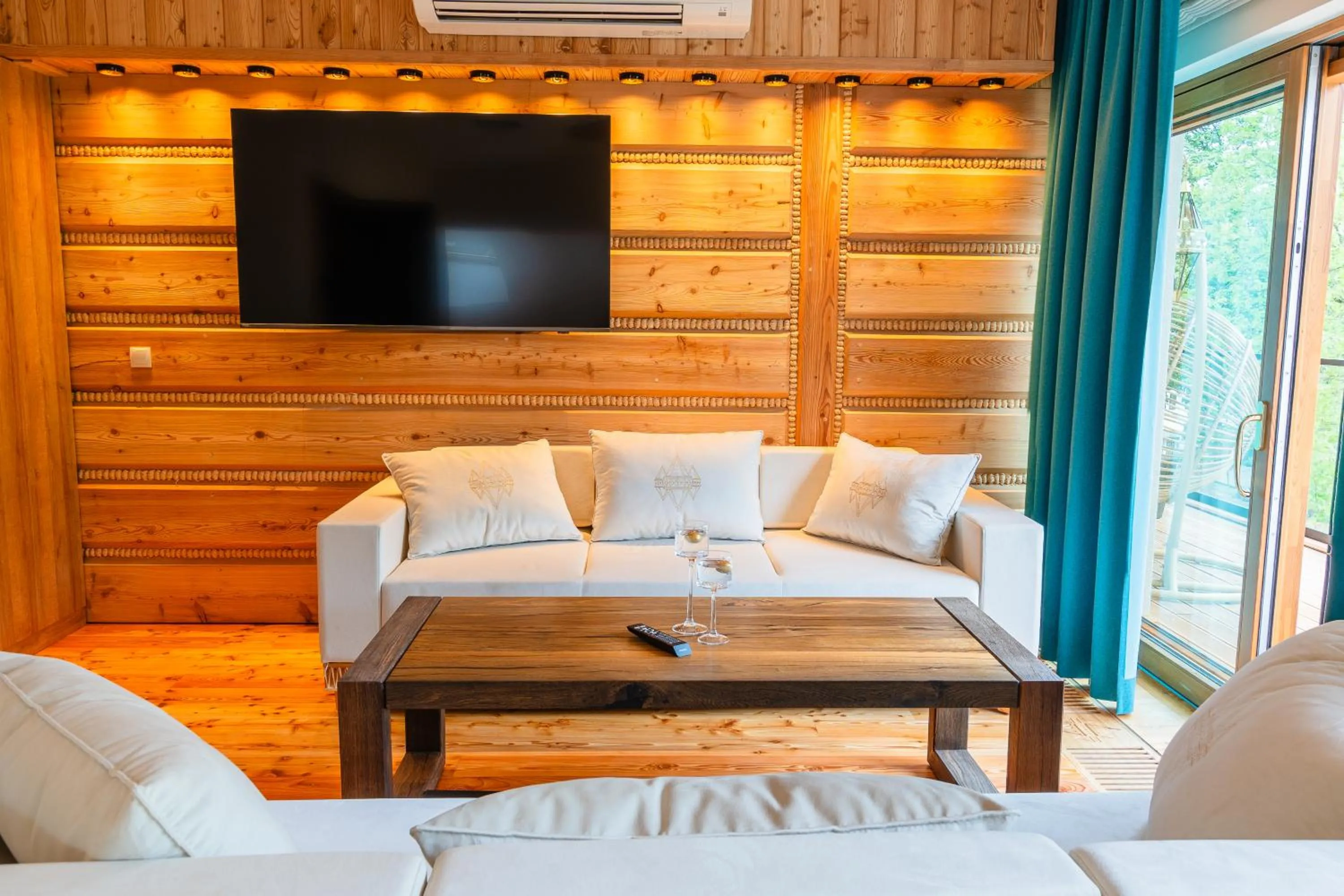 Communal lounge/ TV room in Mountain Diamond Resort