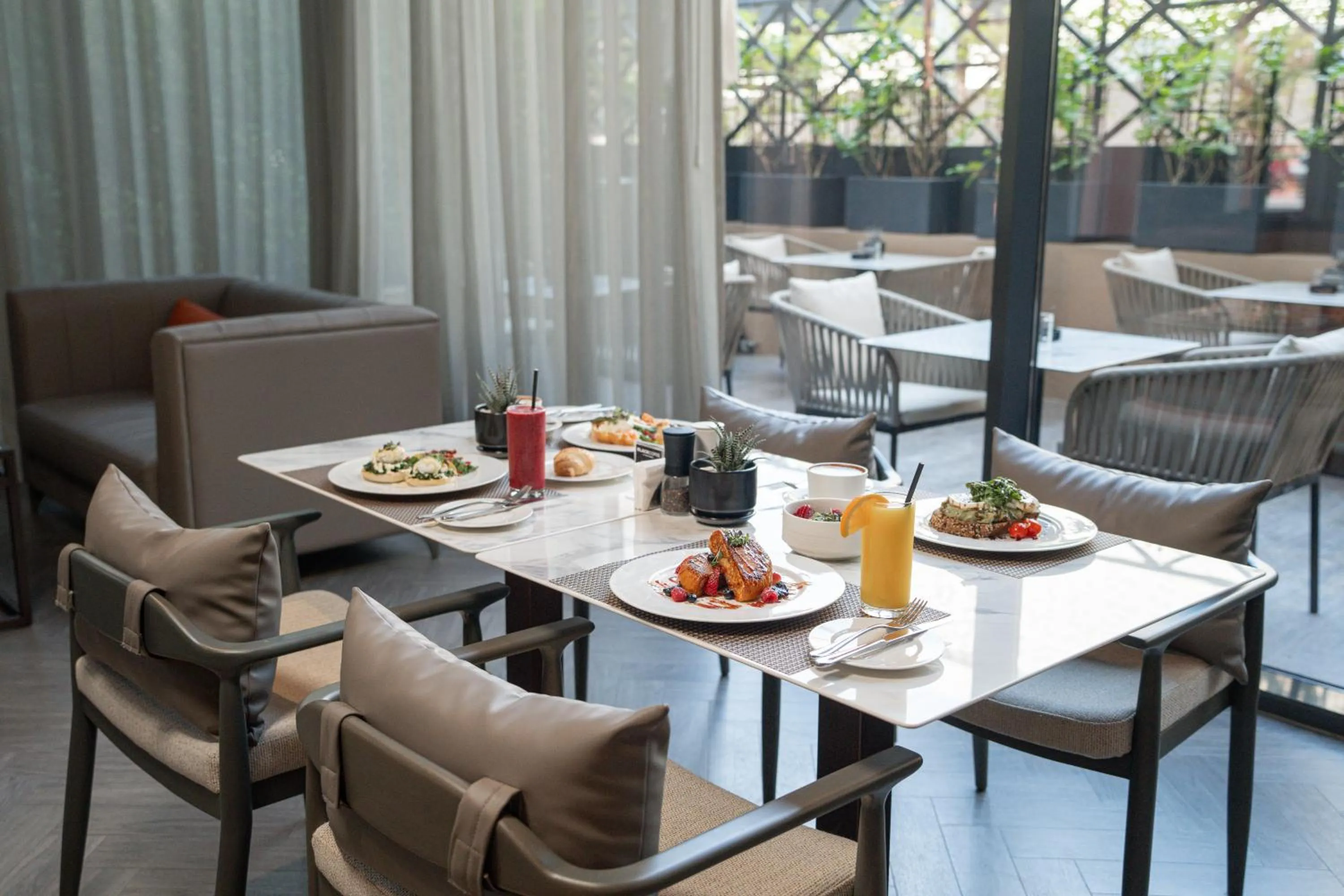 Restaurant/places to eat in Cheval Hyde Park Gate