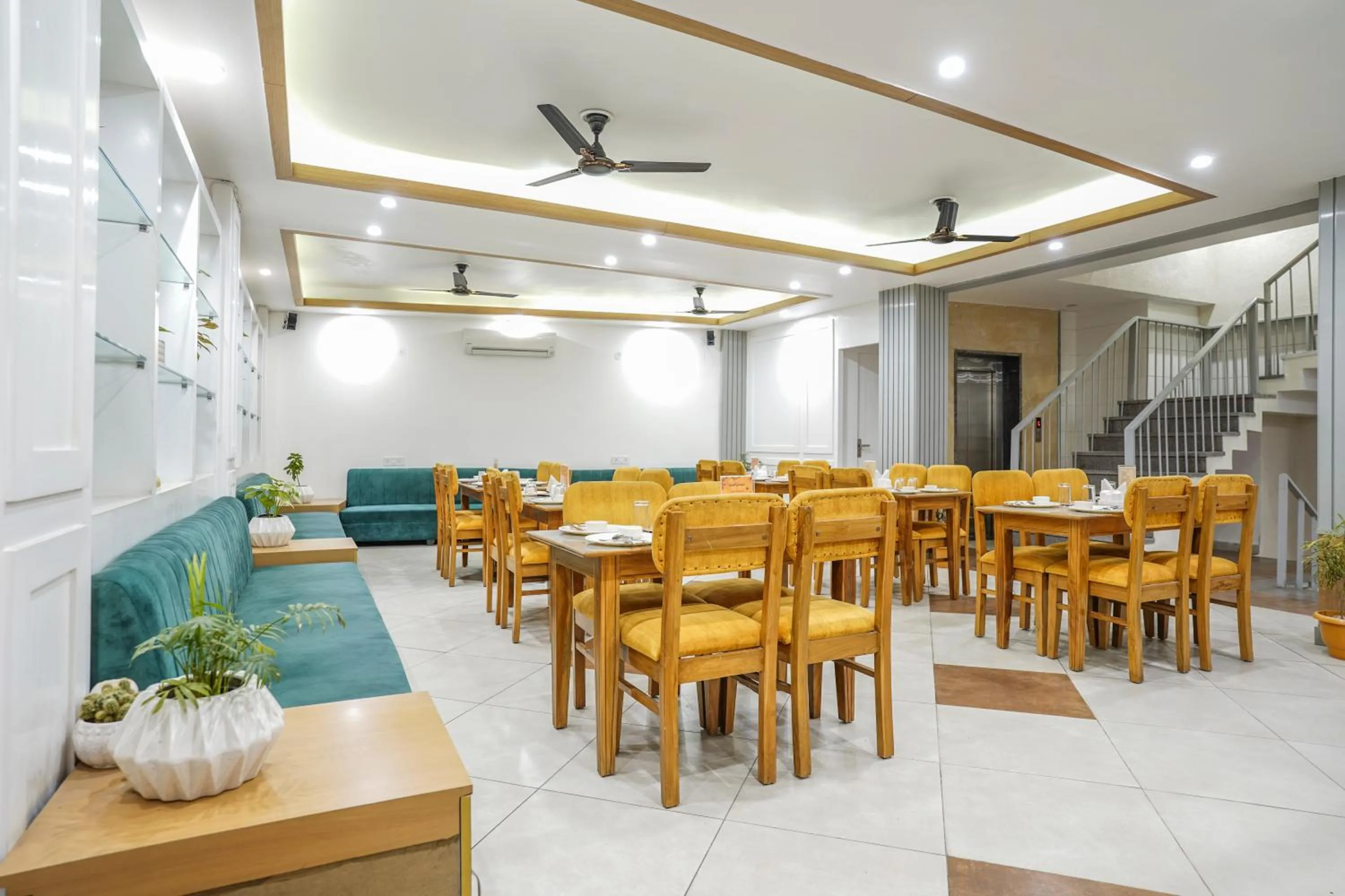 Restaurant/places to eat in Tripli Hotels Ayushman Retreat