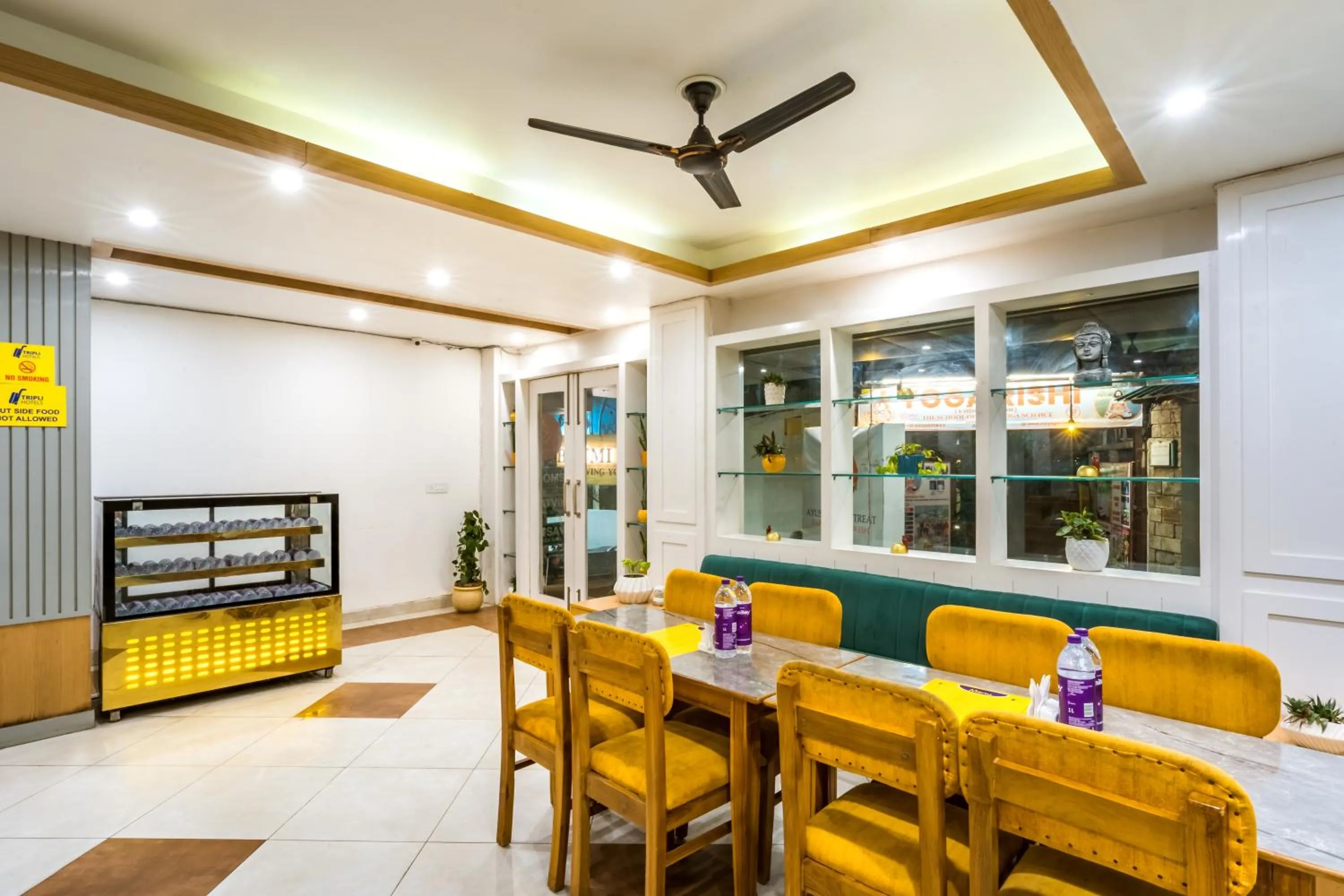 Restaurant/places to eat in Tripli Hotels Ayushman Retreat