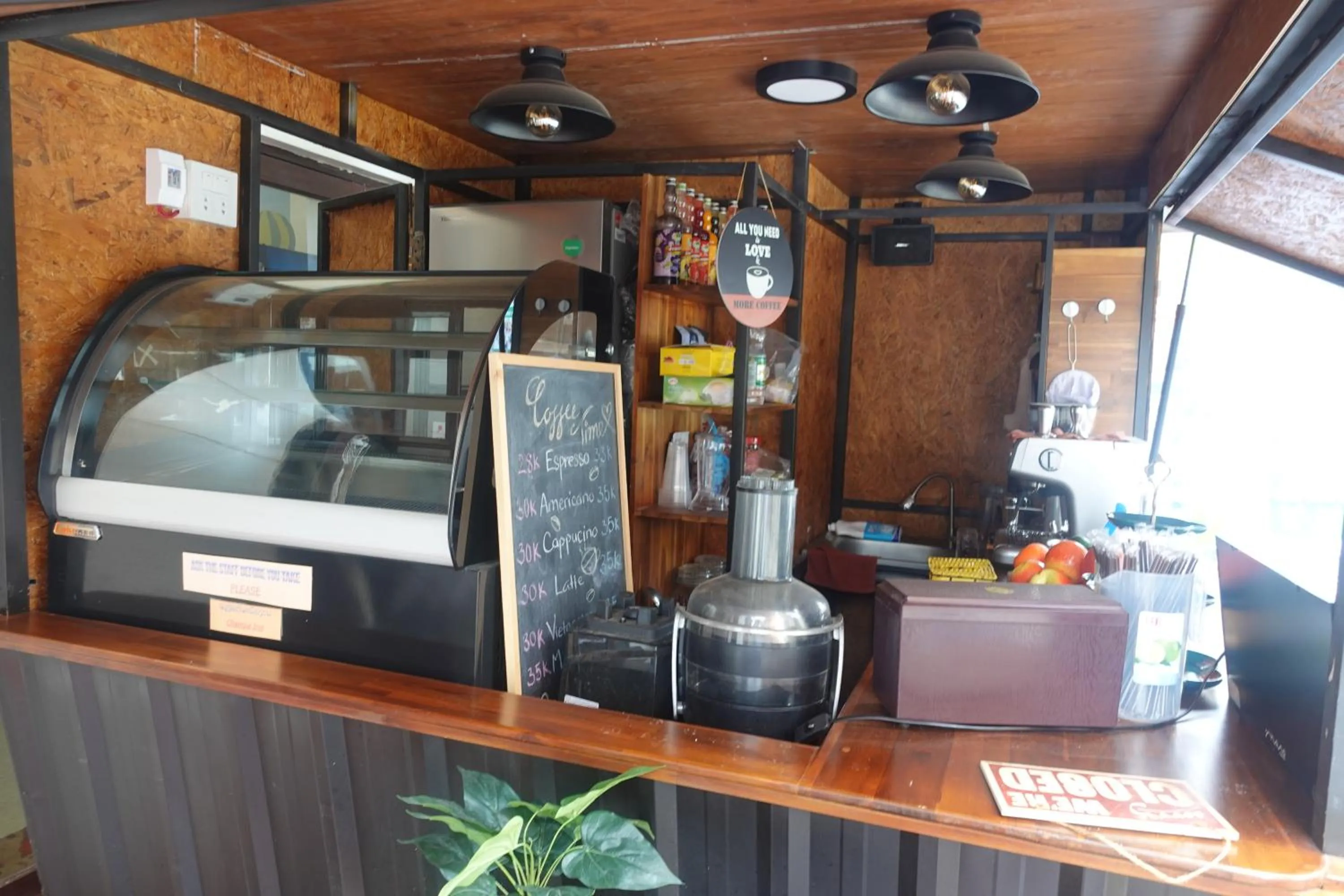 Coffee/tea facilities in Champa Inn Hotel