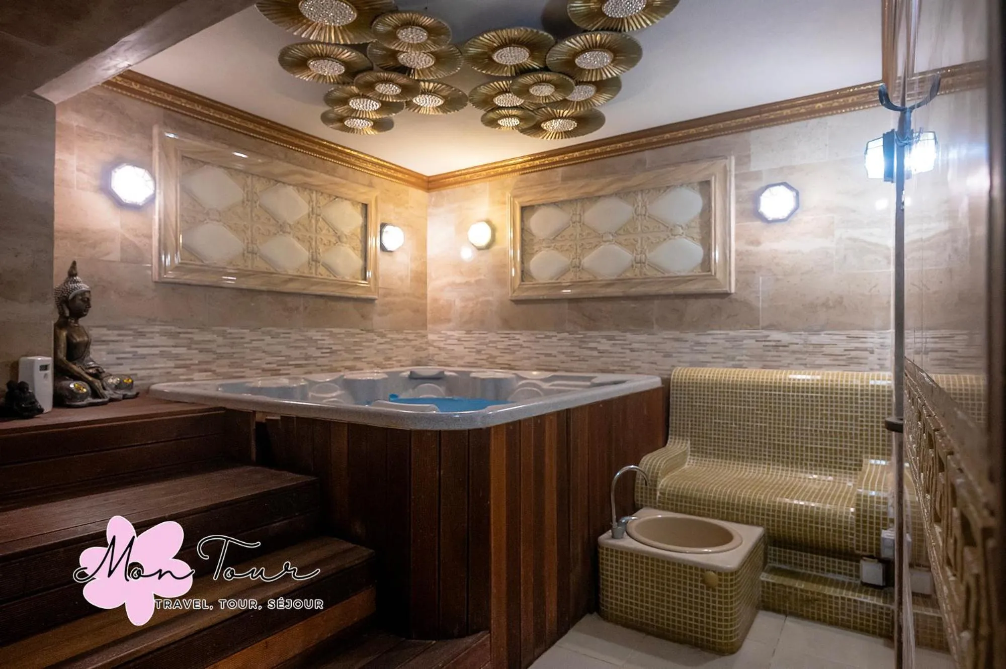 Hot Tub in Mon Tour apartments