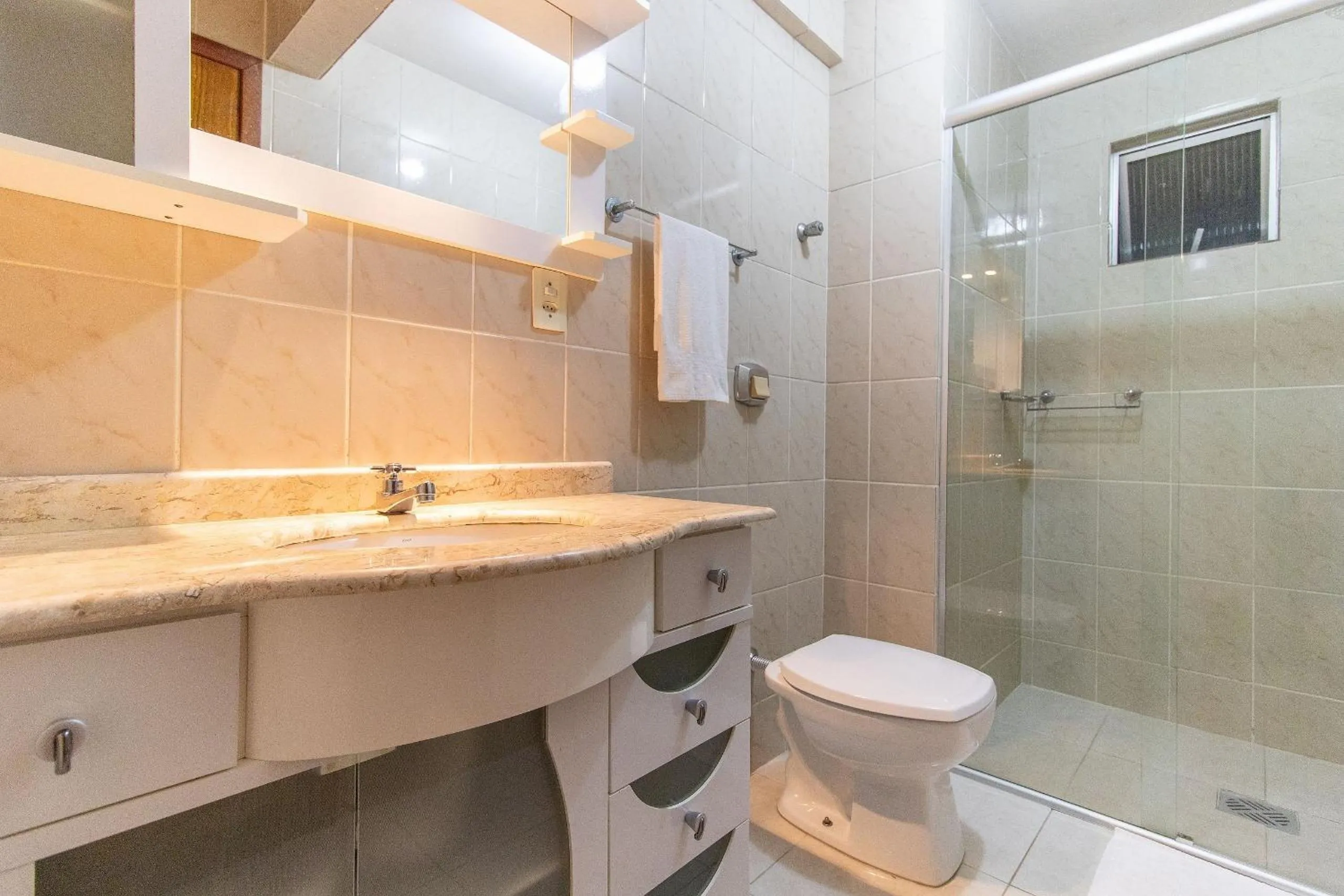 Toilet in VNZ42B - Climatizado, Quadra Mar, Garagem, Wi-Fi