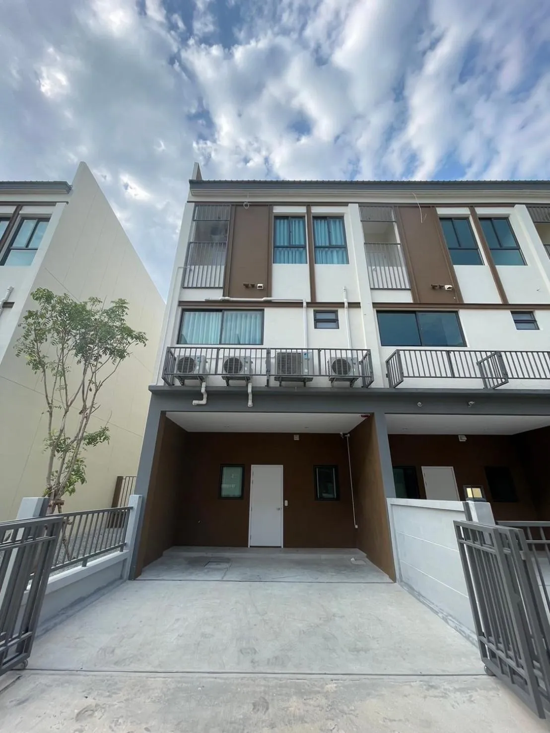 Facade/entrance in New Townhouse @Central Rayong