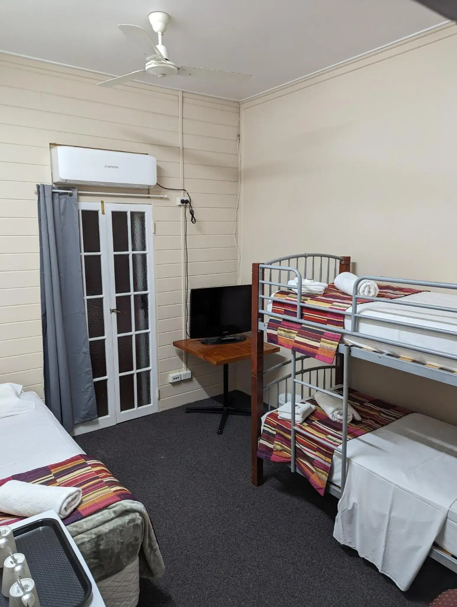 Basic Triple Room with Shared Bathroom in GRAND CENTRAL HOTEL PROSERPINE Basic Triple Room with Shared Bathroom in GRAND CENTRAL HOTEL PROSERPINE