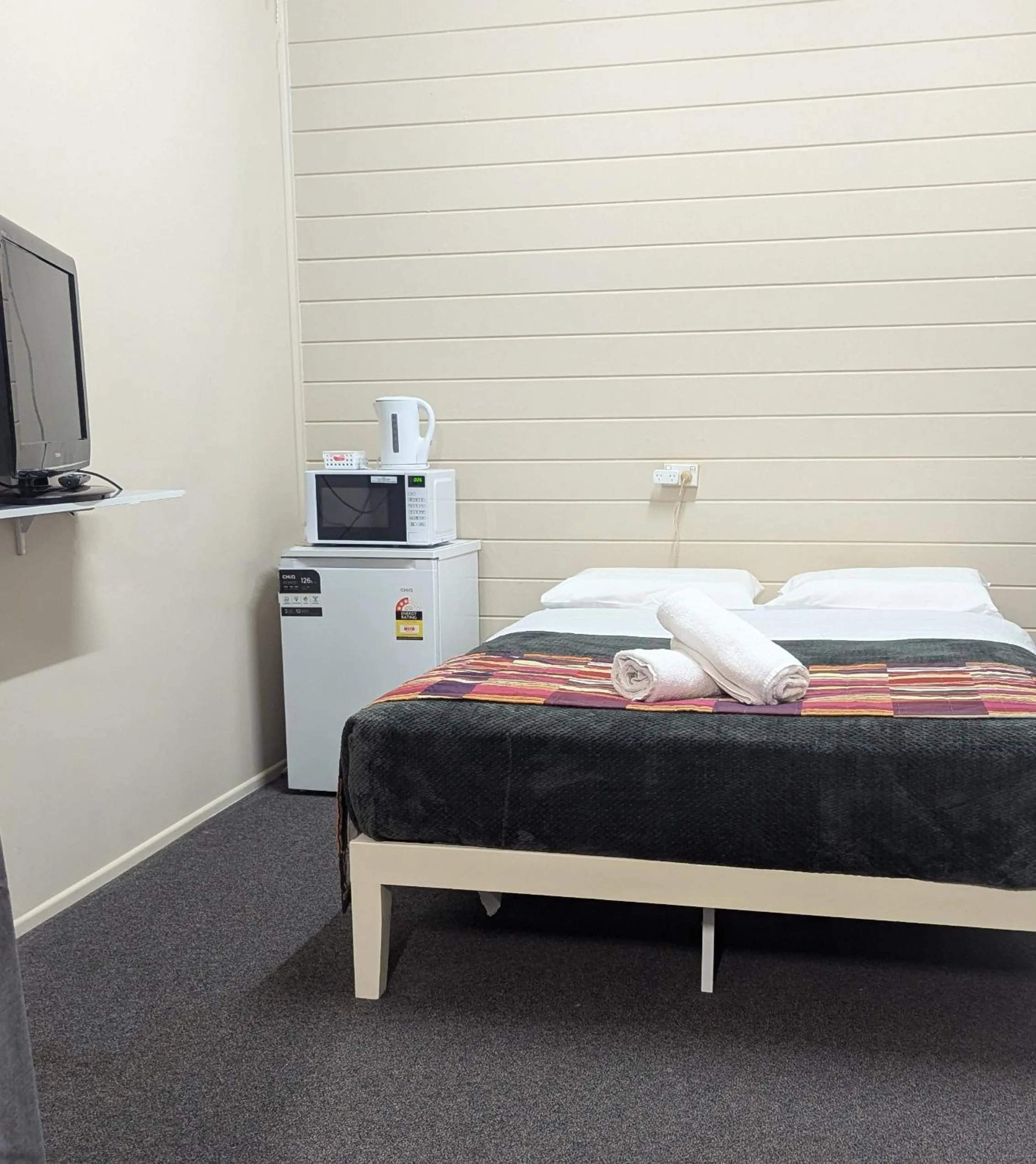 Bed in GRAND CENTRAL HOTEL PROSERPINE