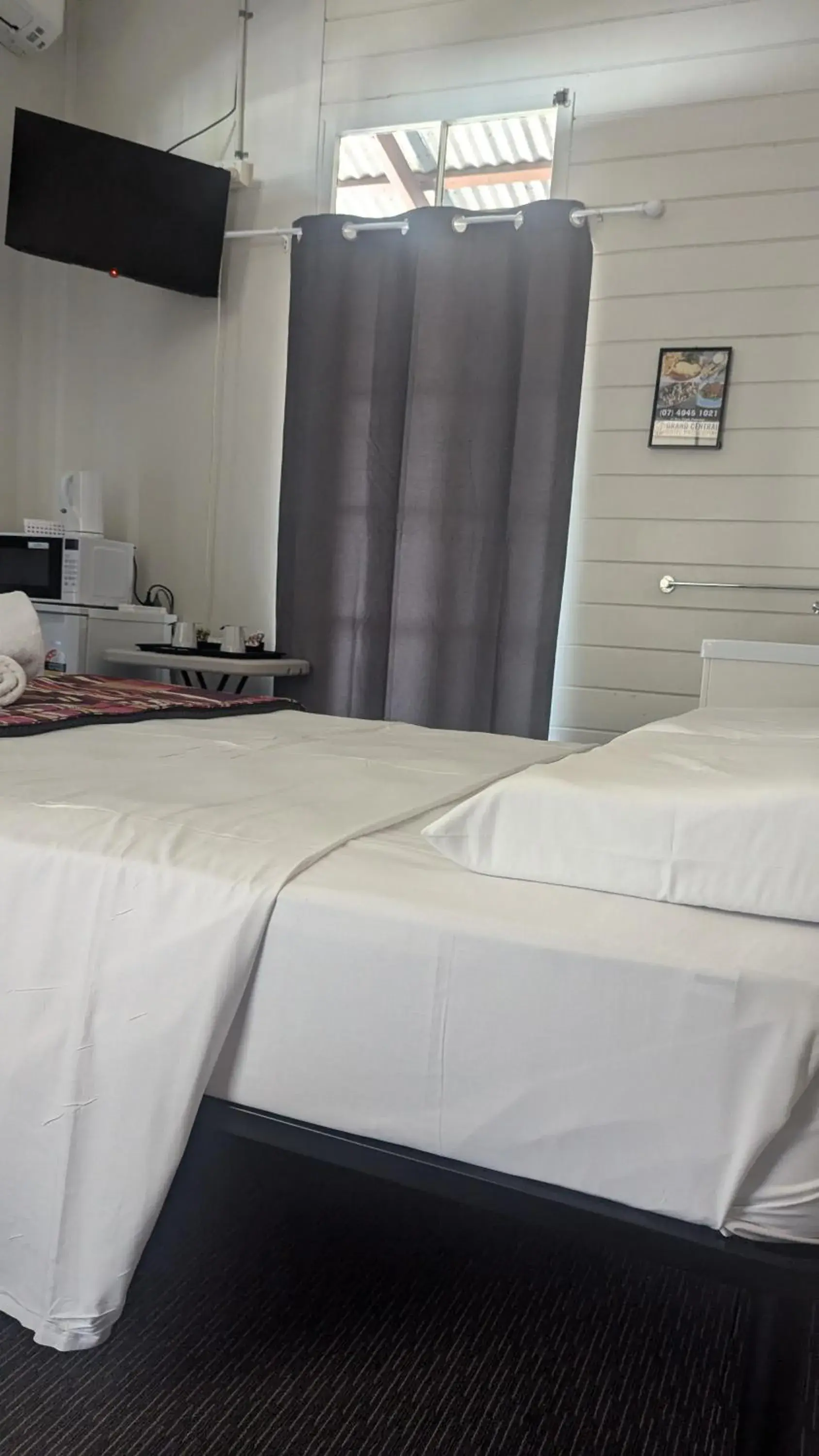 Queen Room with Shared Bathroom in GRAND CENTRAL HOTEL PROSERPINE Queen Room with Shared Bathroom in GRAND CENTRAL HOTEL PROSERPINE