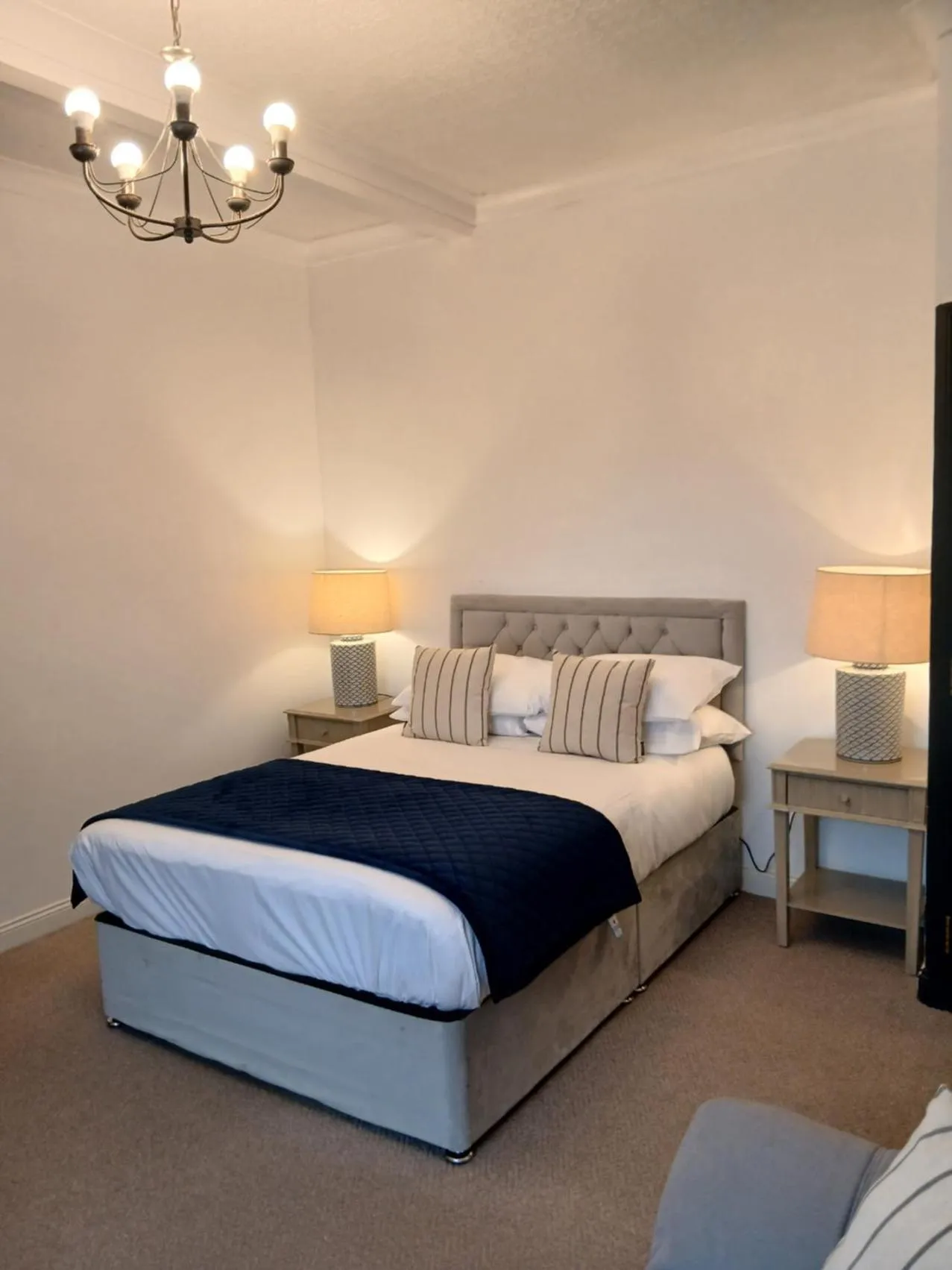 Bedroom, Bed in The Downe Arms Inn