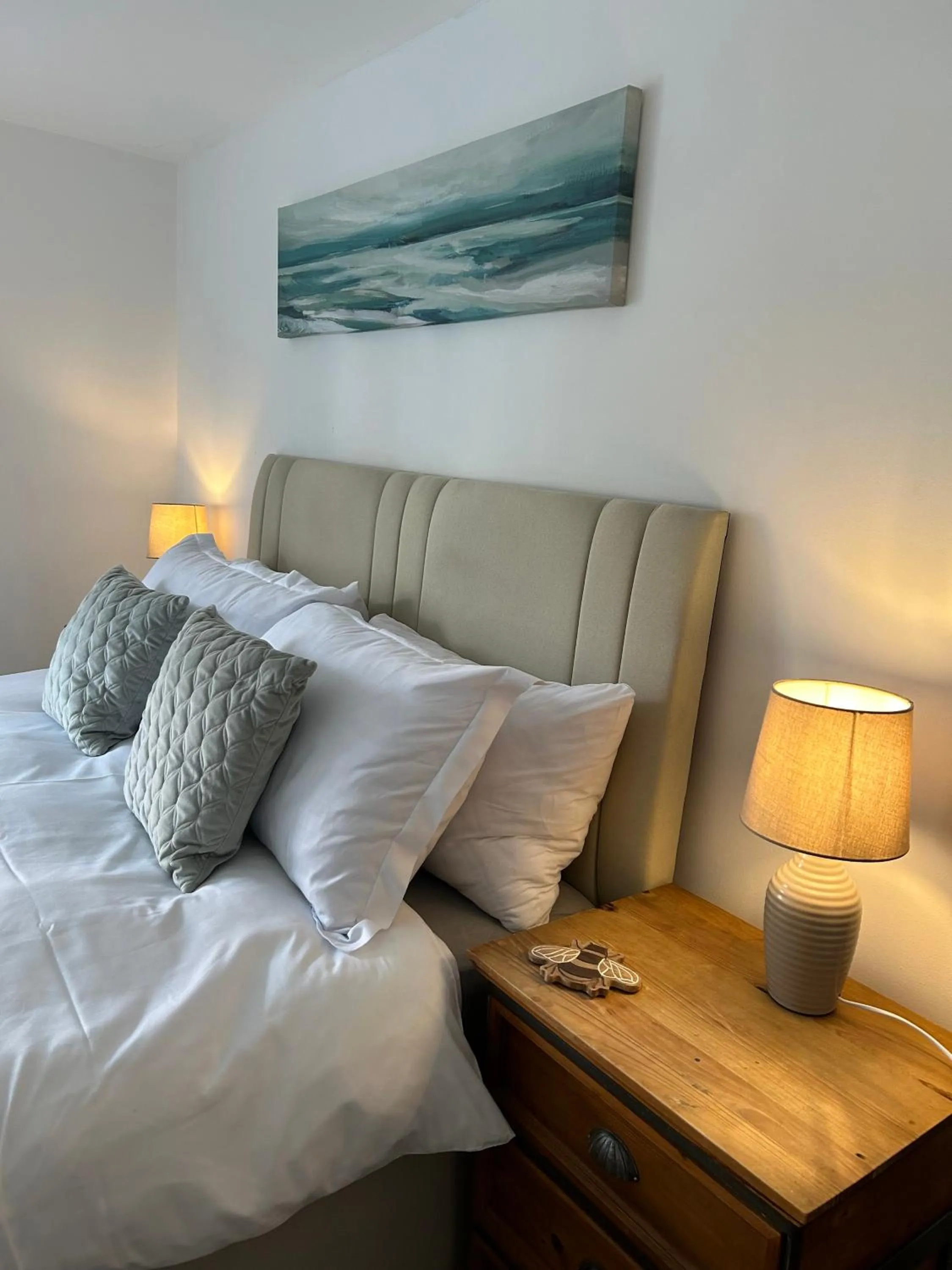 Bedroom, Bed in The Downe Arms Inn