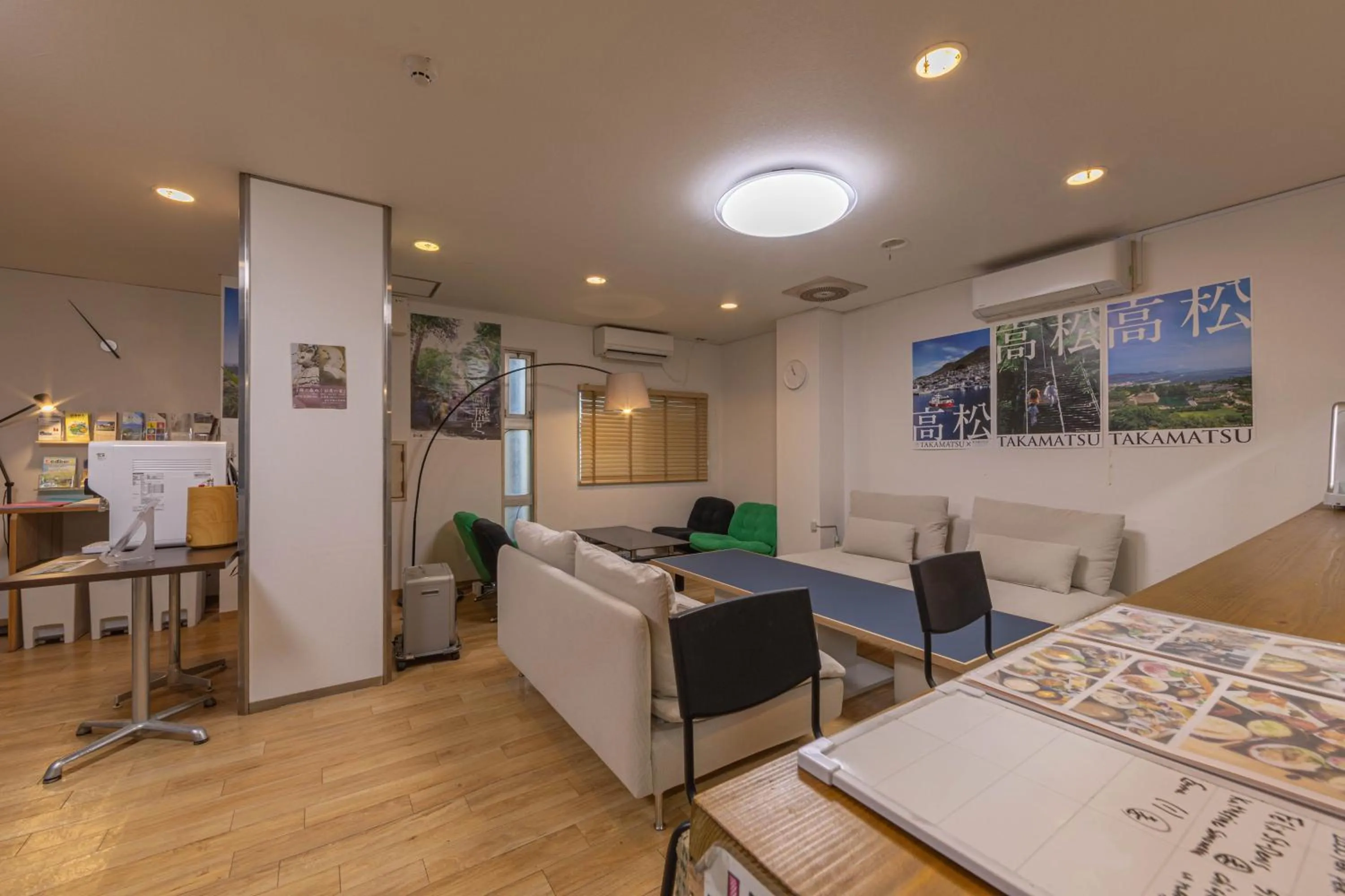 Dining area in Hostel JAQ takamatsu