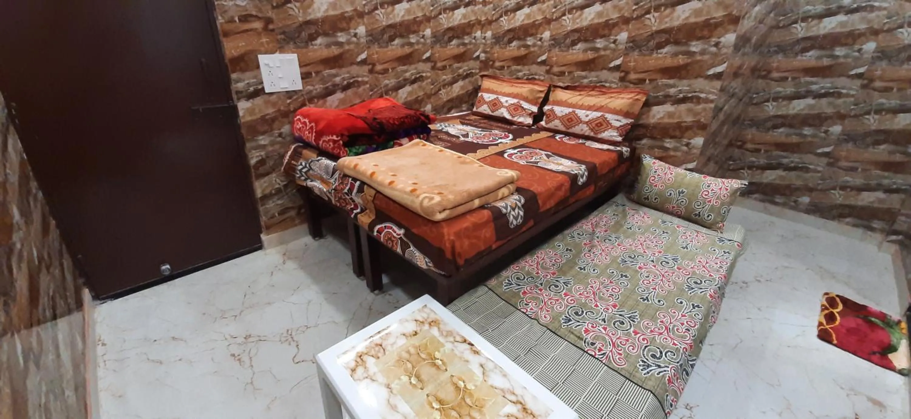 Luxury flat in foreigner areof lajpat nagar with fully equipped kitch