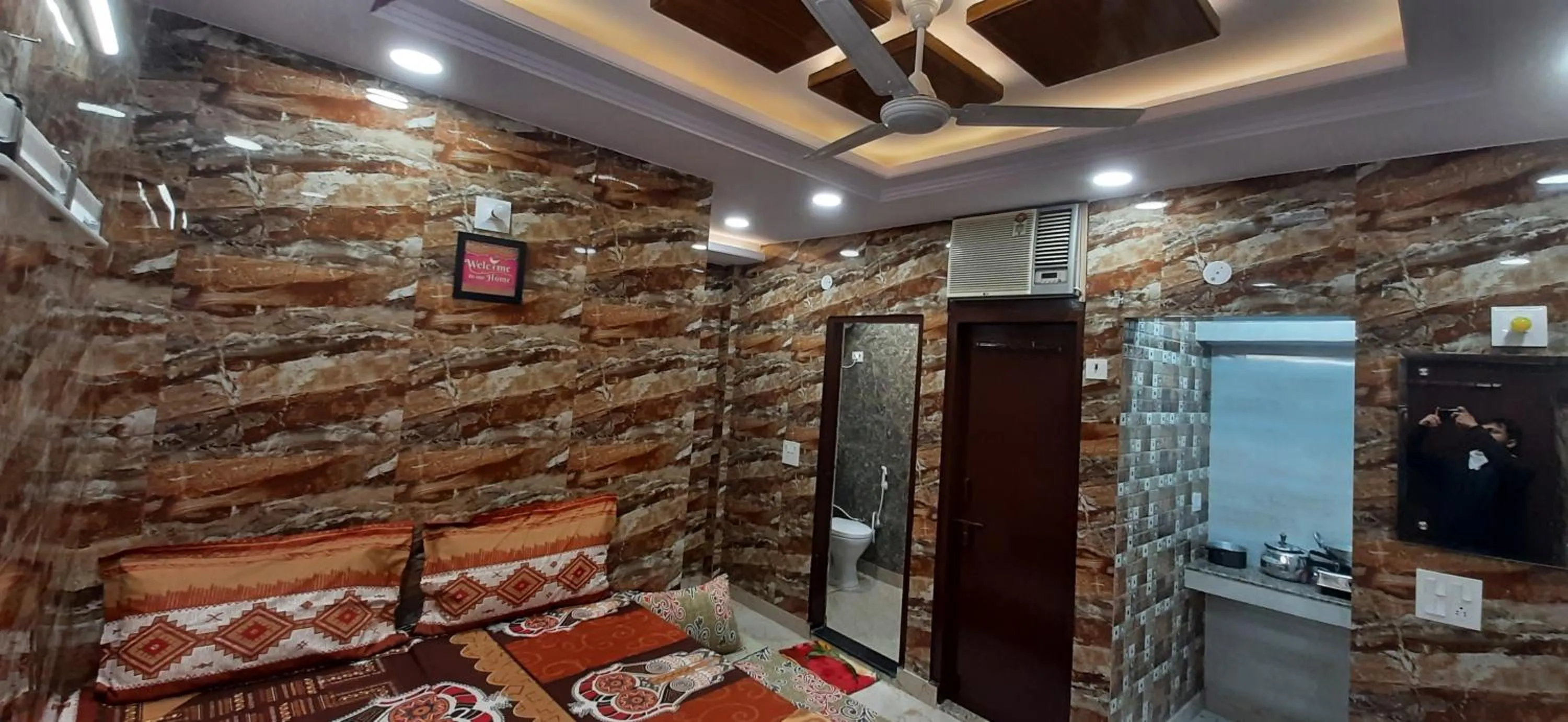 Luxury flat in foreigner areof lajpat nagar with fully equipped kitch