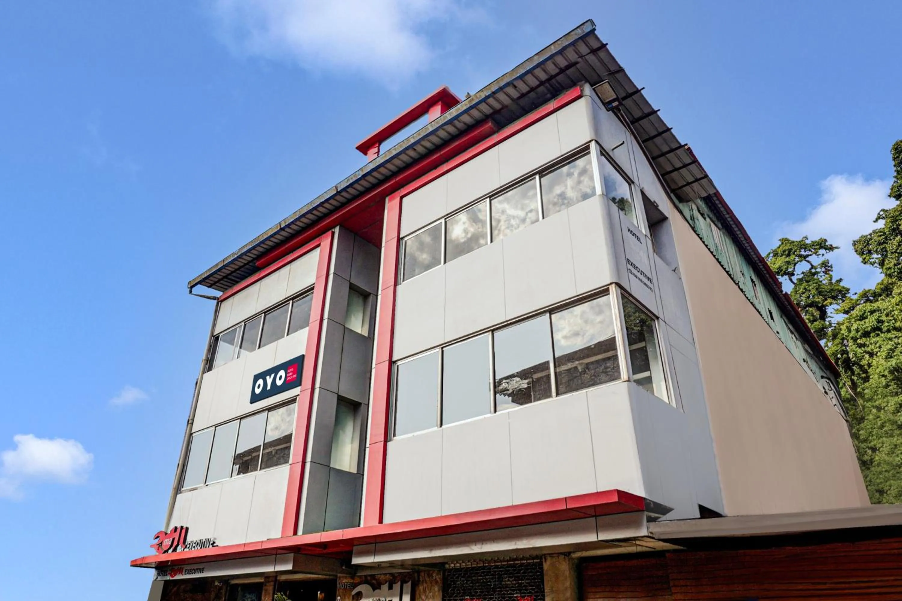 Facade/entrance in Collection O Rama Executive