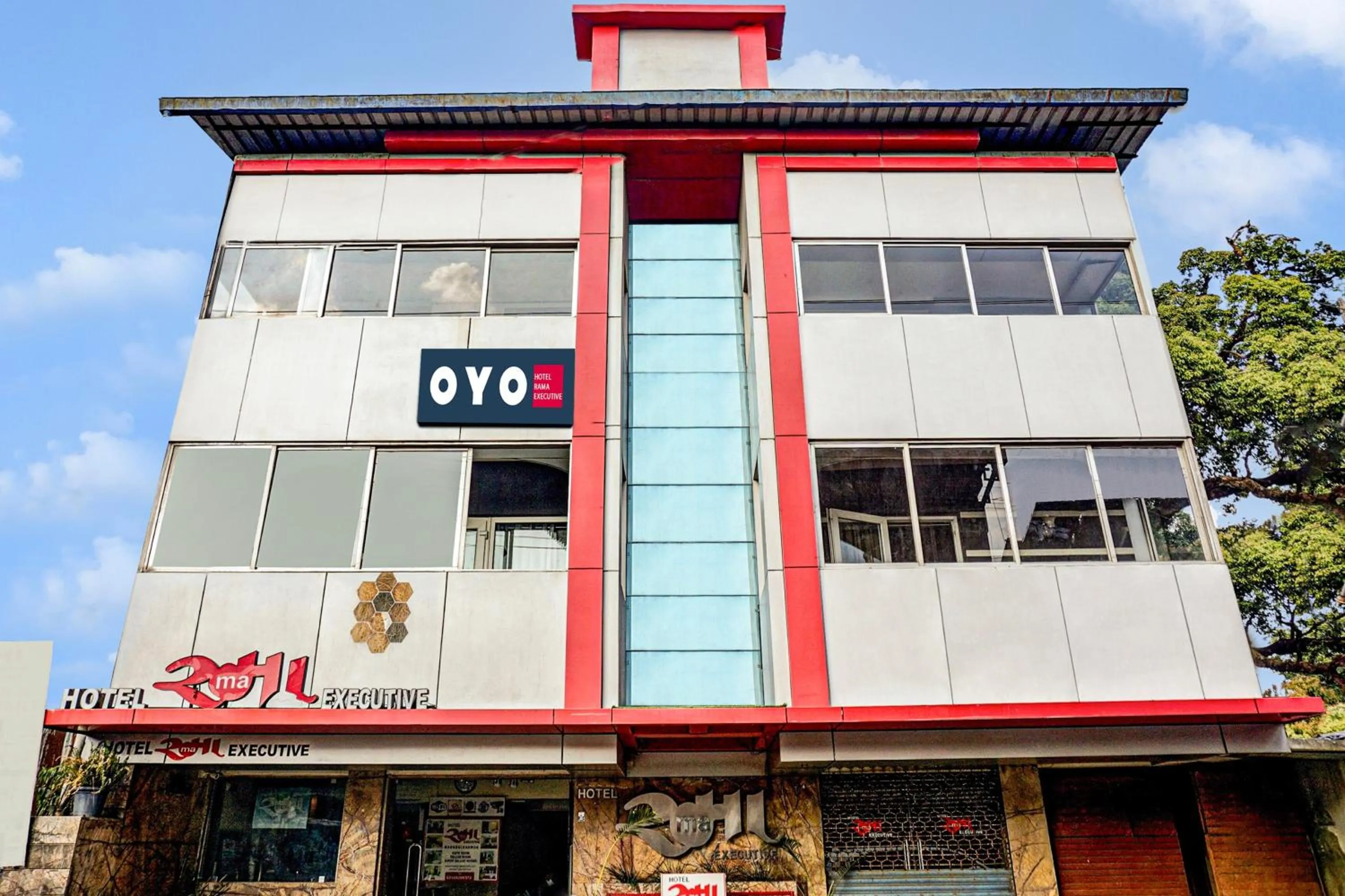 Facade/entrance in Collection O Rama Executive