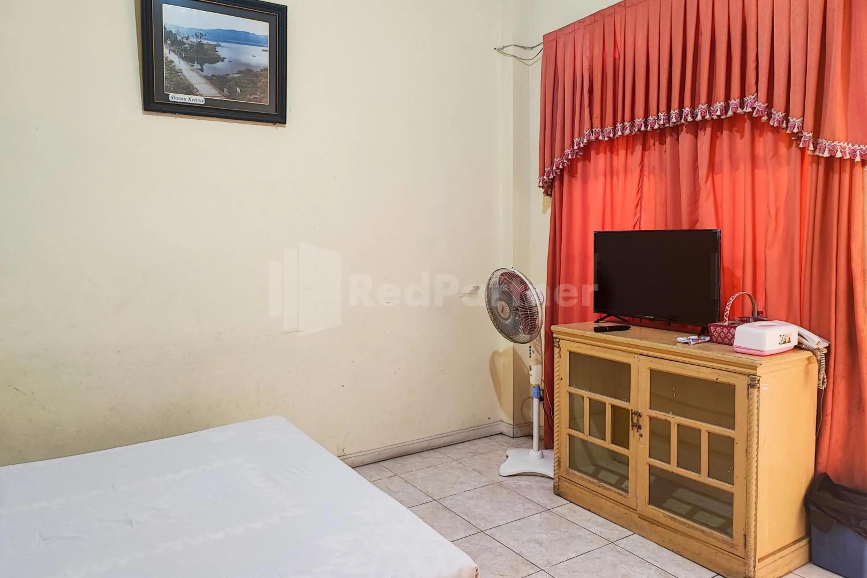 TV and multimedia, Bed in Hotel Jaya Wisata RedPartner
