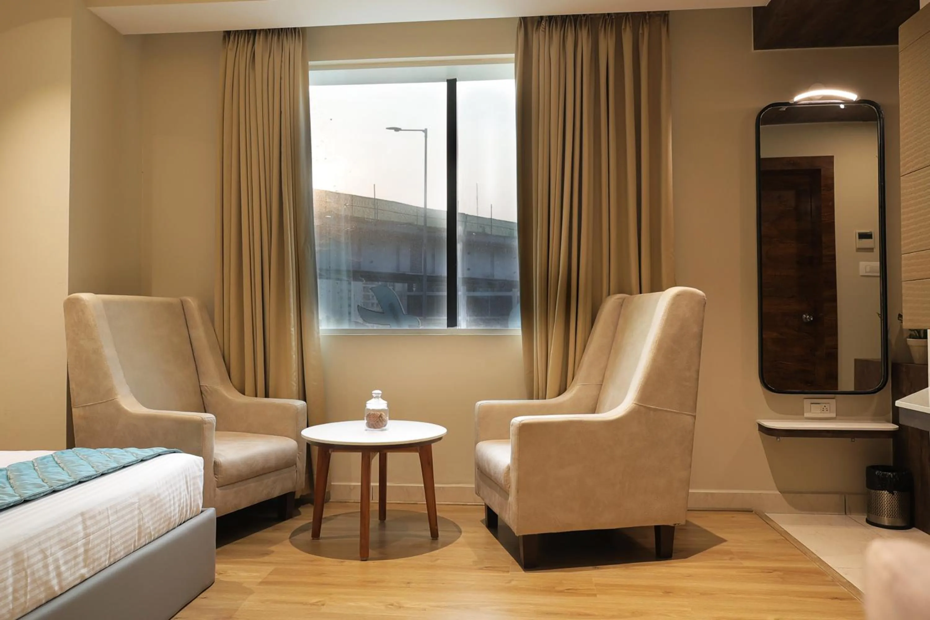 Seating area, Bed in Aurum Keys By VYDA