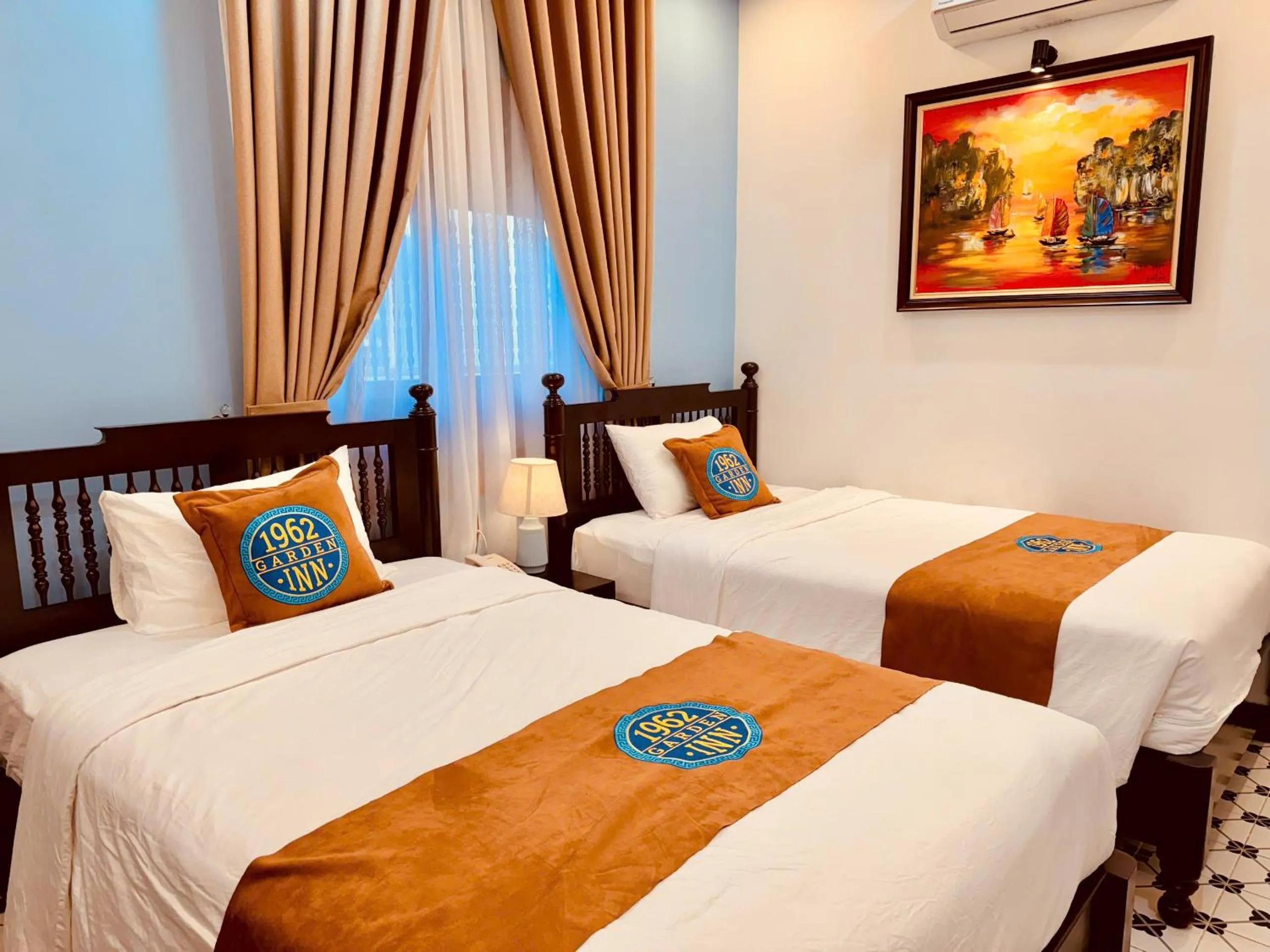 Bed in 75 Garden INN