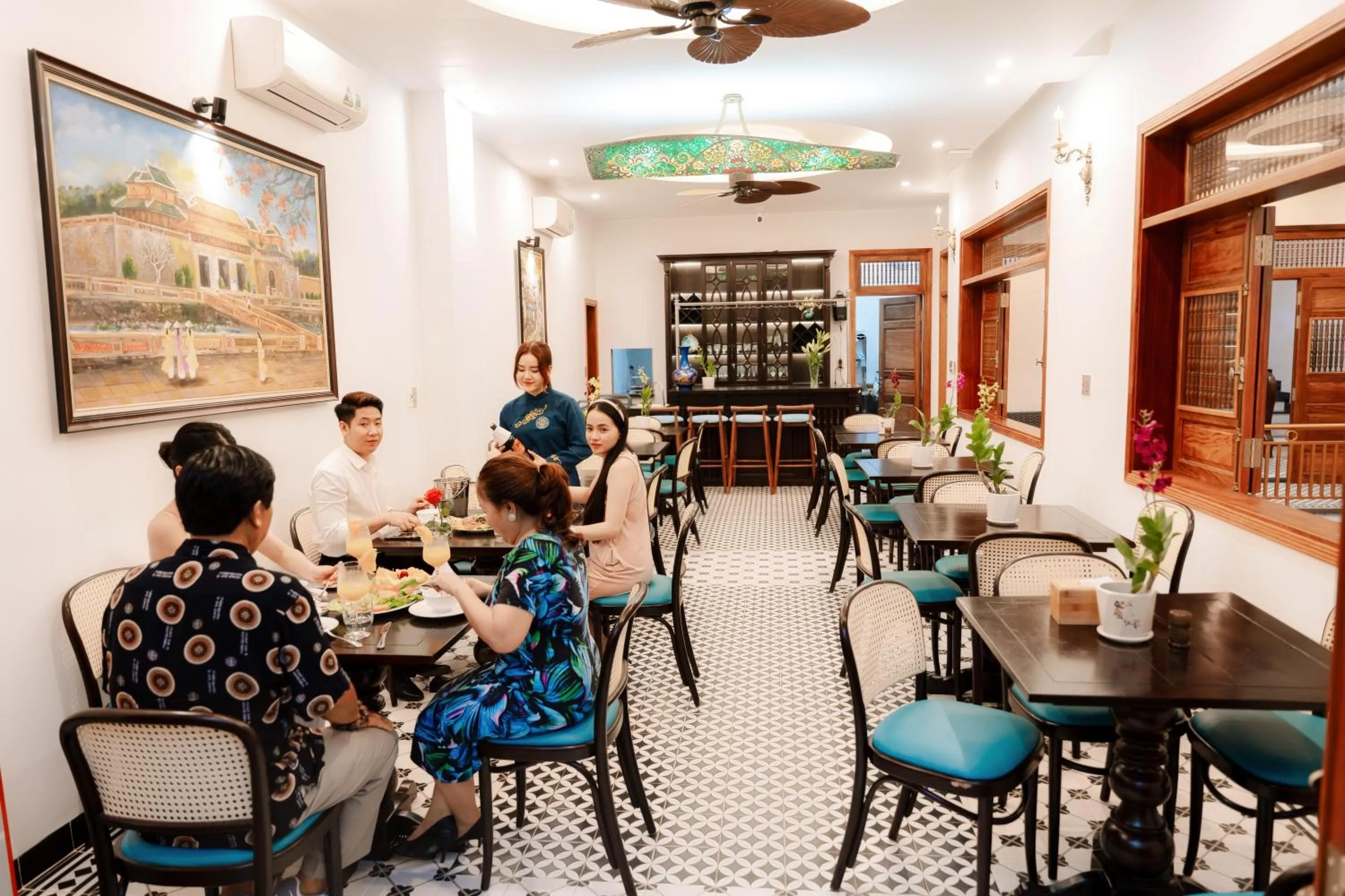 Restaurant/places to eat in 75 Garden INN