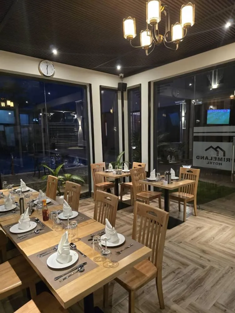 Restaurant/places to eat in Primeland Hotel