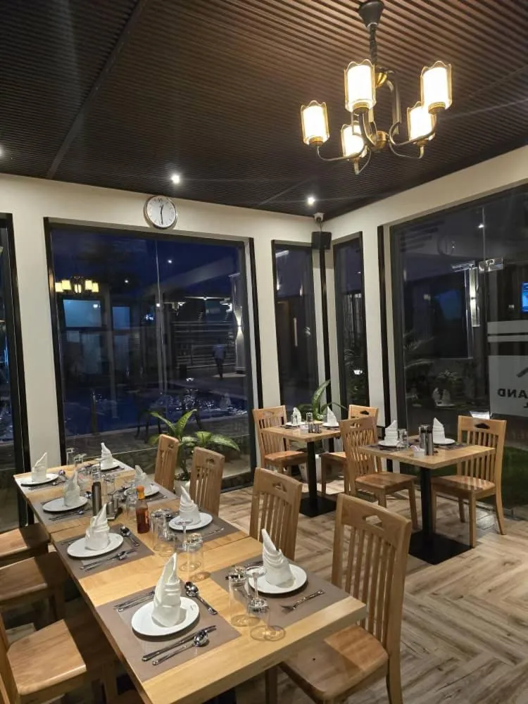 Restaurant/places to eat in Primeland Hotel