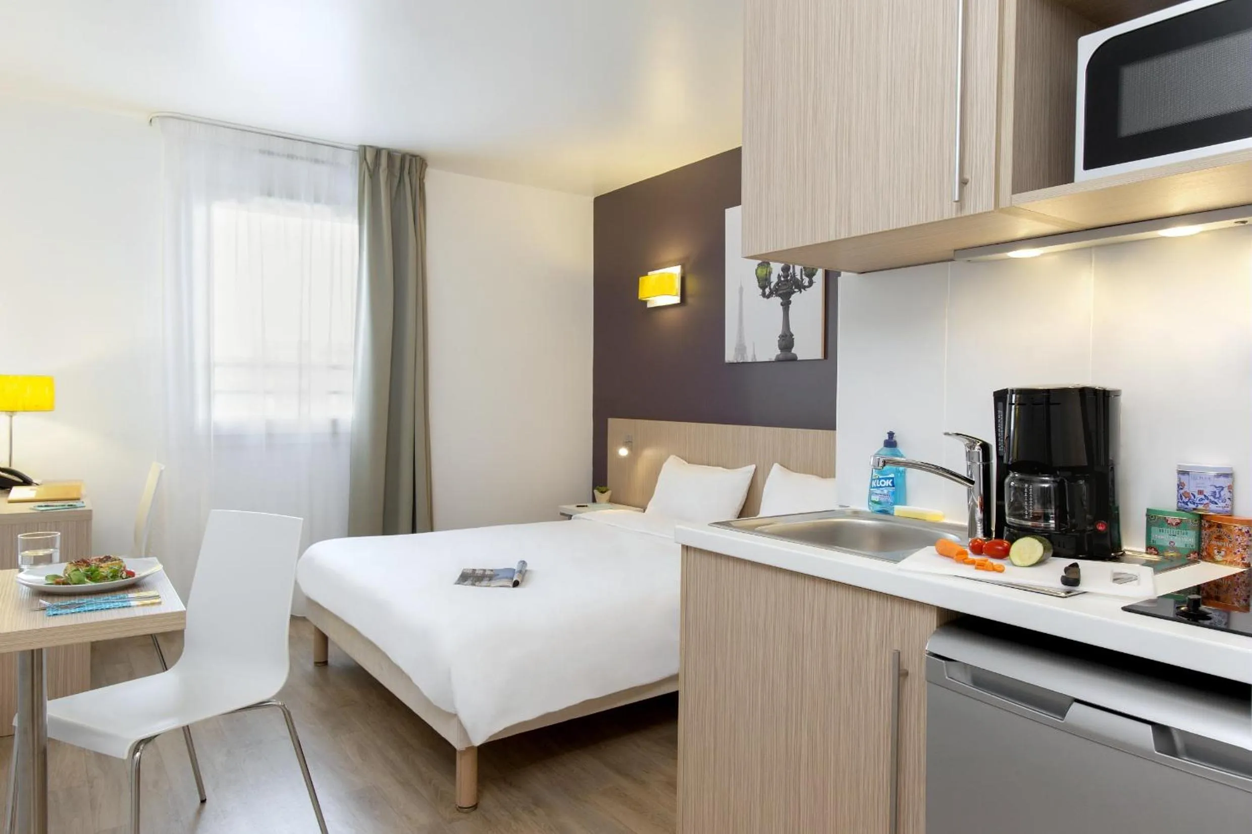 Kitchen or kitchenette, Bed in Aparthotel Adagio Access Paris Massy Gare