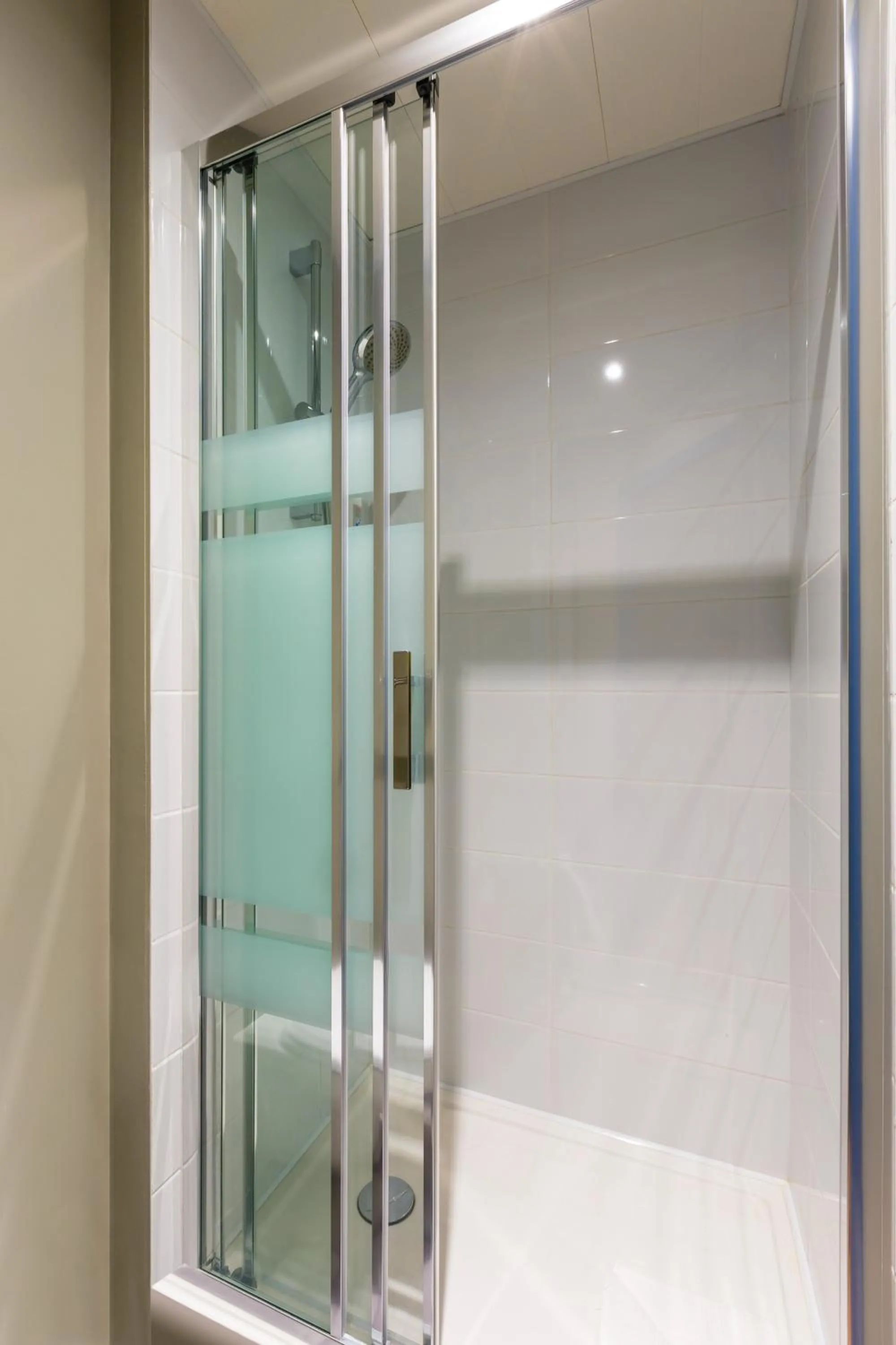 Shower in Ibis Budget Angers Parc des Expositions