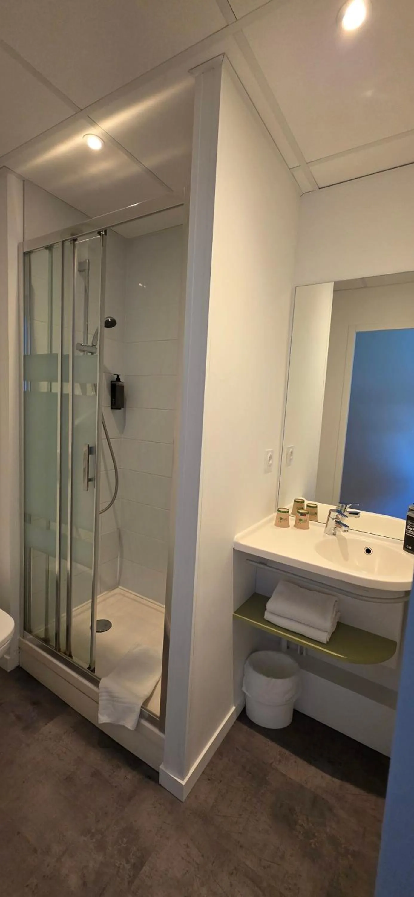 Bathroom in Ibis Budget Angers Parc des Expositions