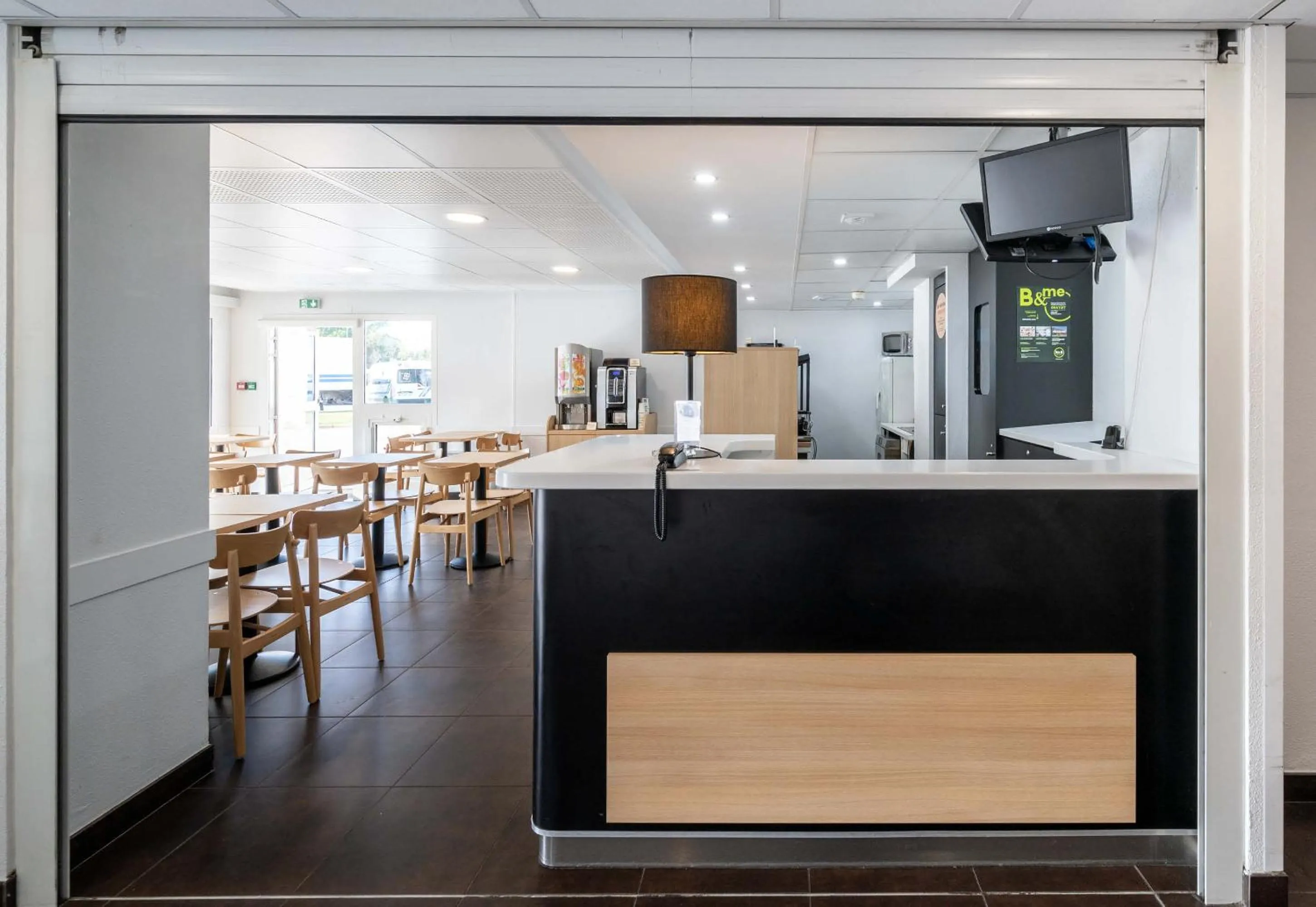 Lobby or reception in B&B HOTEL Calais Terminal Cité Europe 2 étoiles