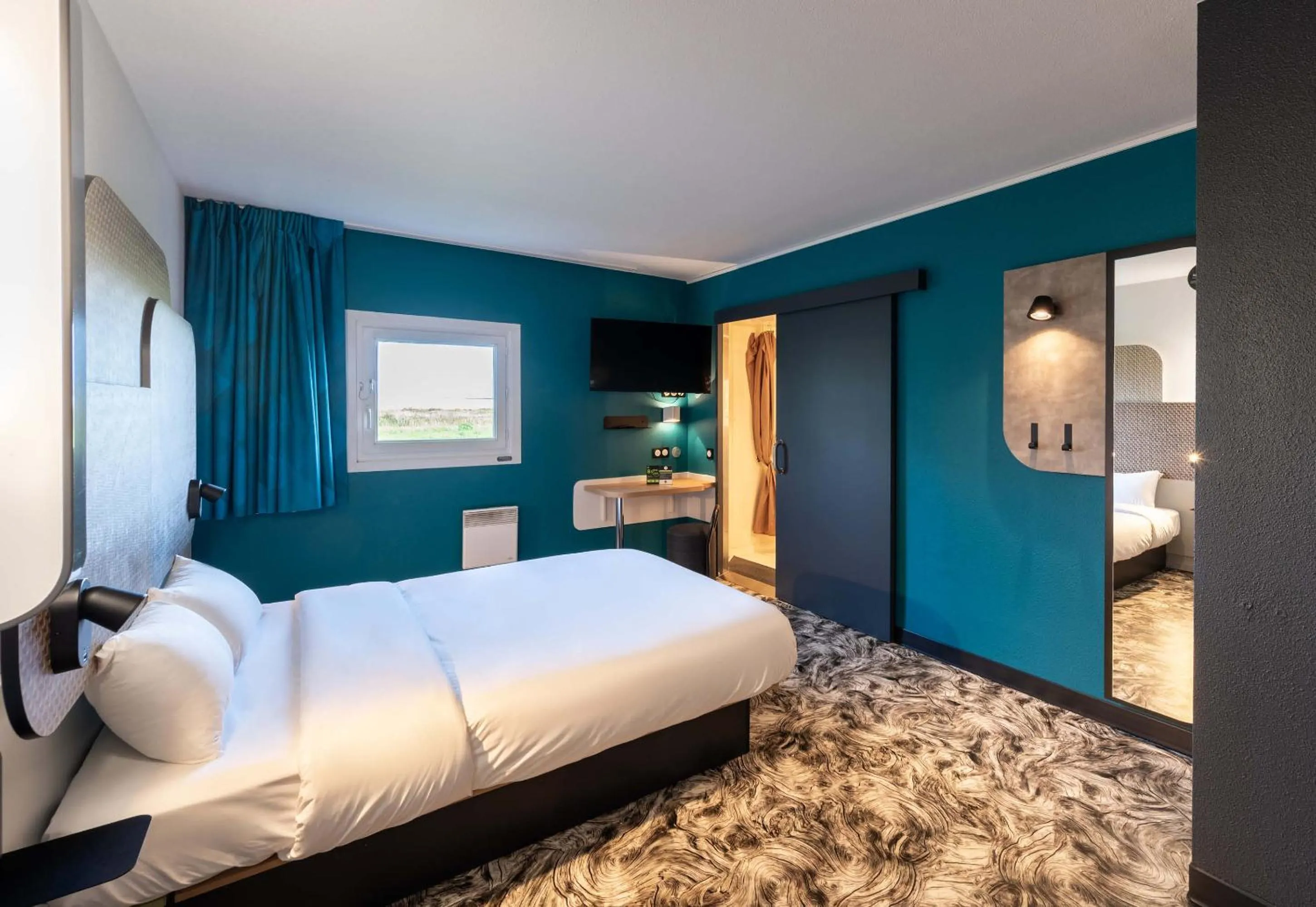 Bedroom, Bed in B&B HOTEL Calais Terminal Cité Europe 2 étoiles