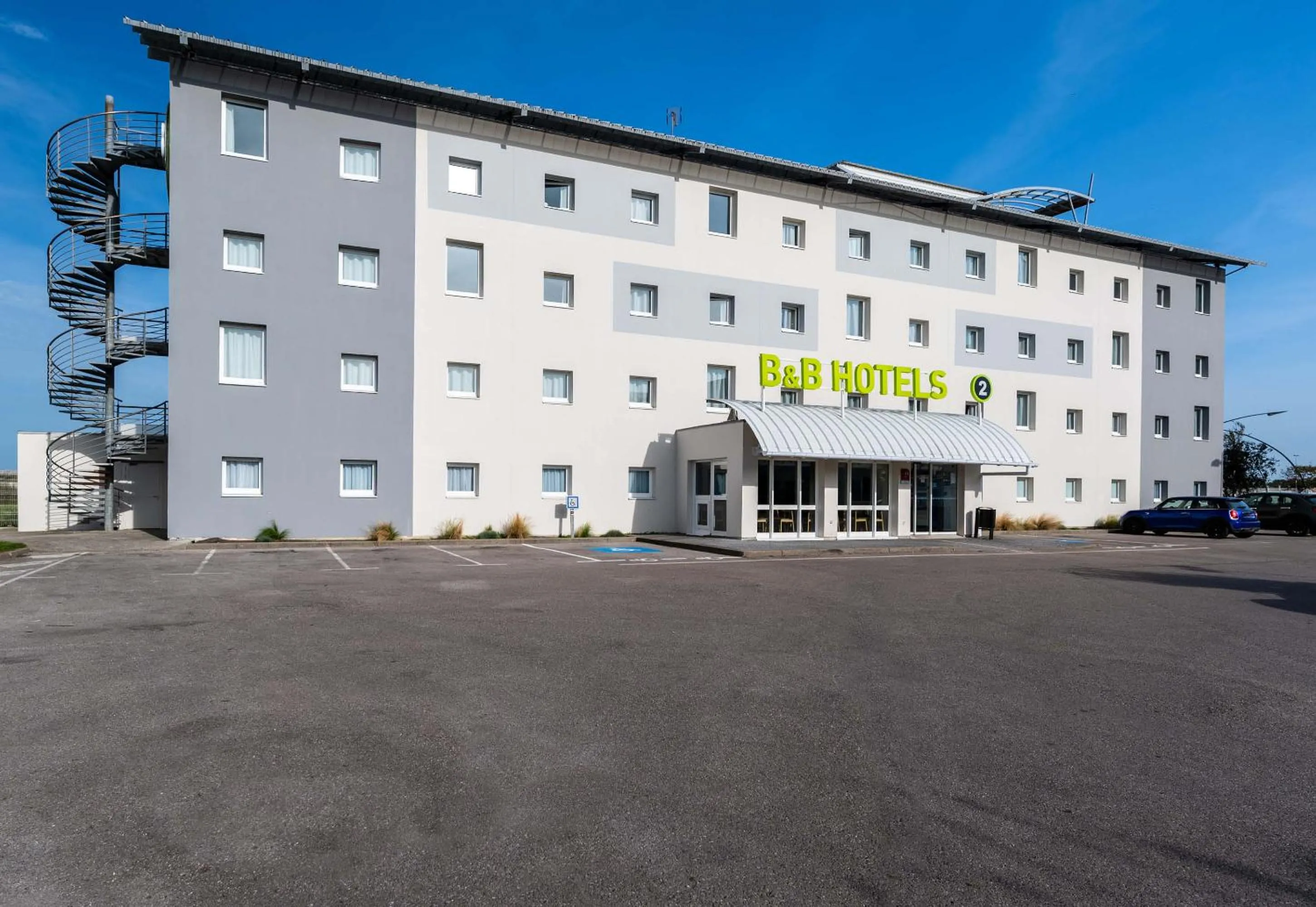 Property building in B&B HOTEL Calais Terminal Cité Europe 2 étoiles