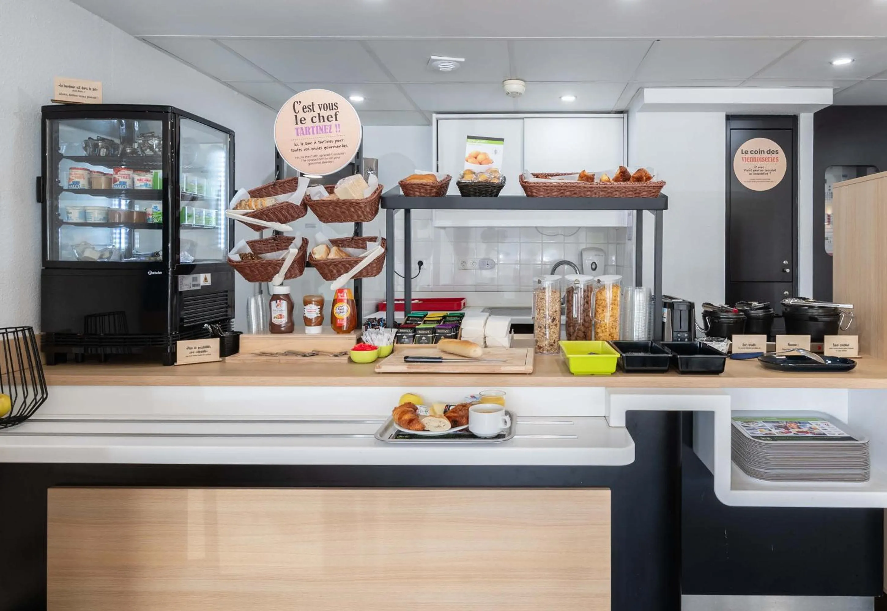 Buffet breakfast in B&B HOTEL Calais Terminal Cité Europe 2 étoiles