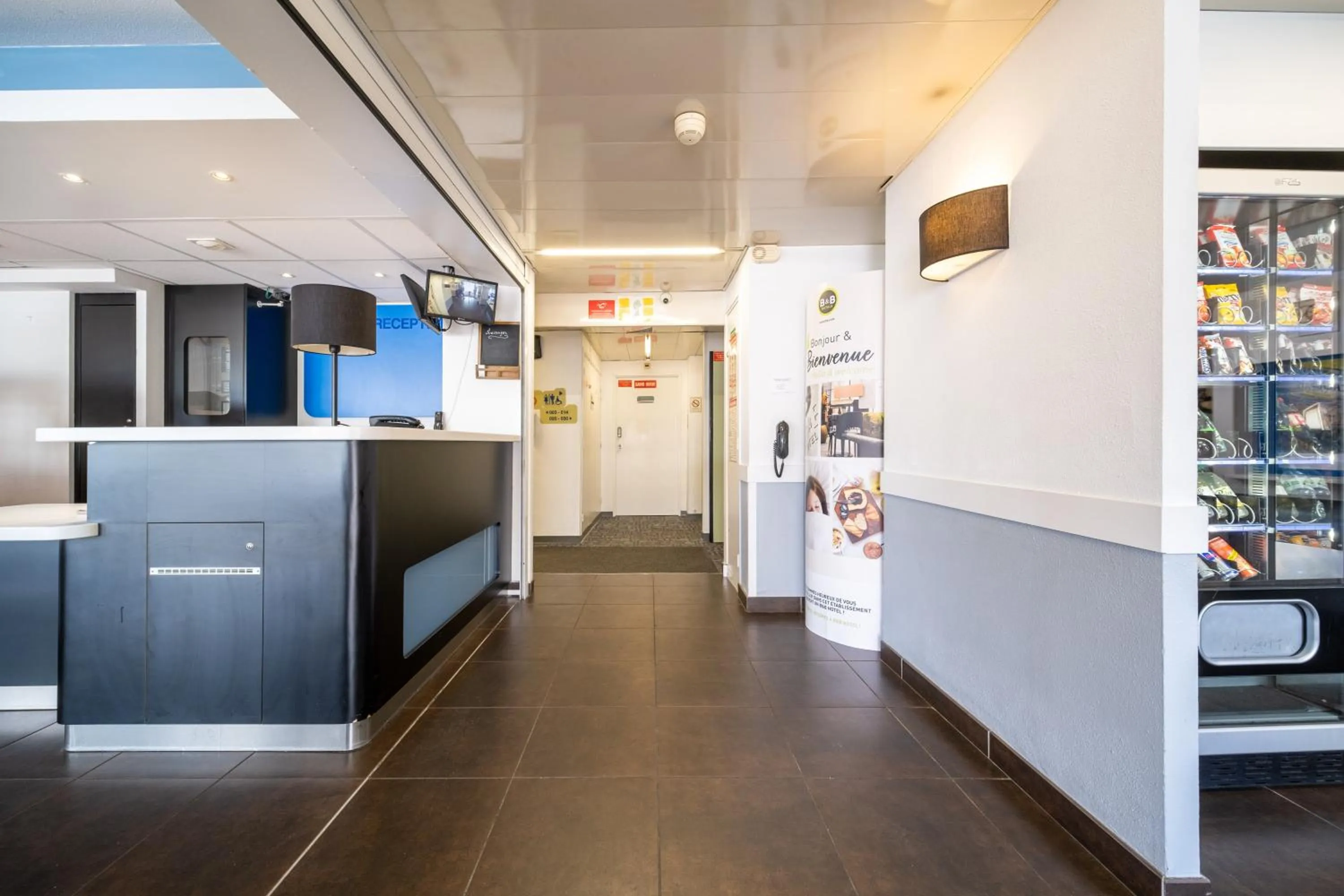 Lobby or reception in B&B HOTEL Calais Terminal Cité Europe 2 étoiles
